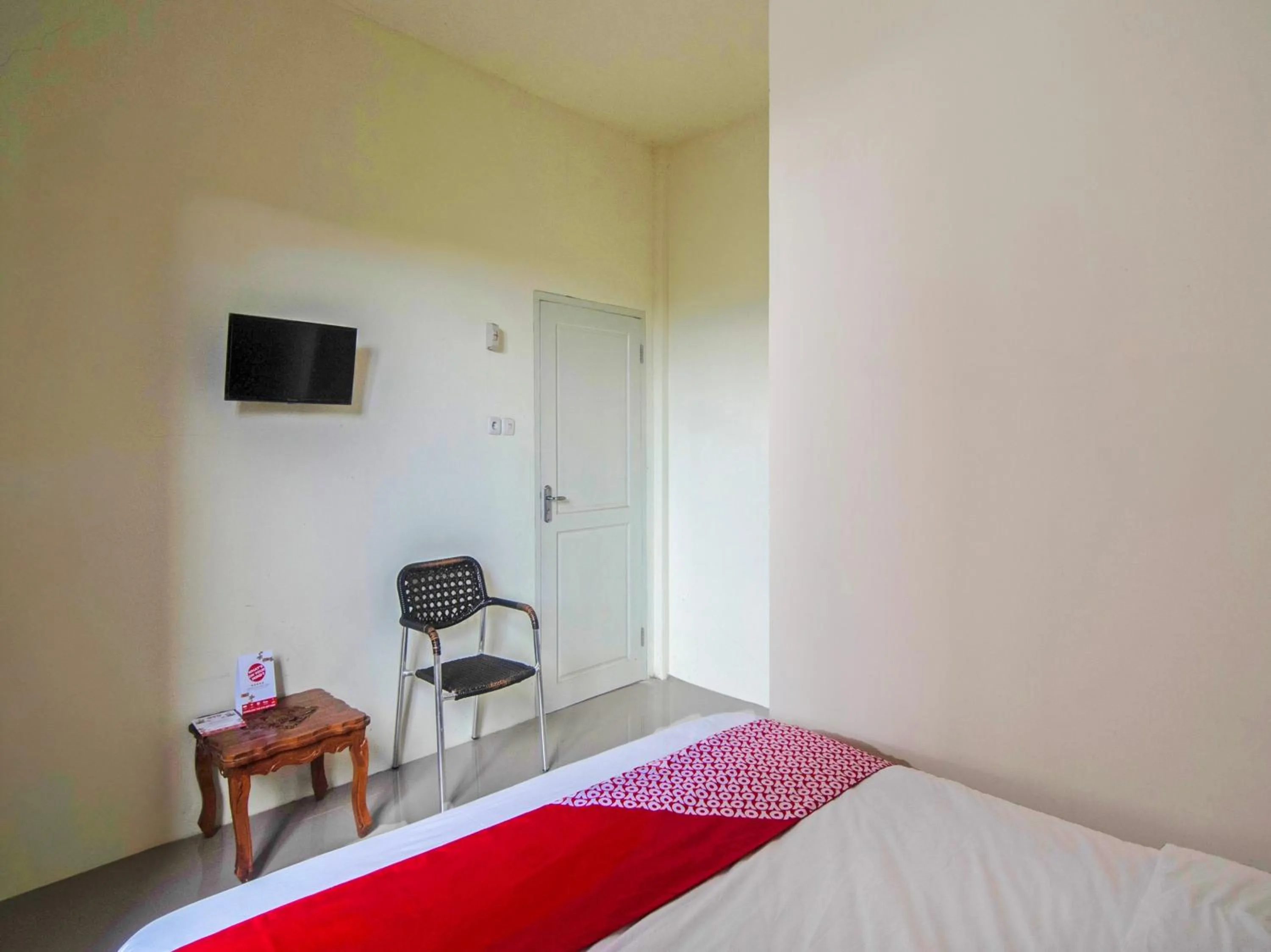 Bedroom, Bed in Hotel O Miracle Kost