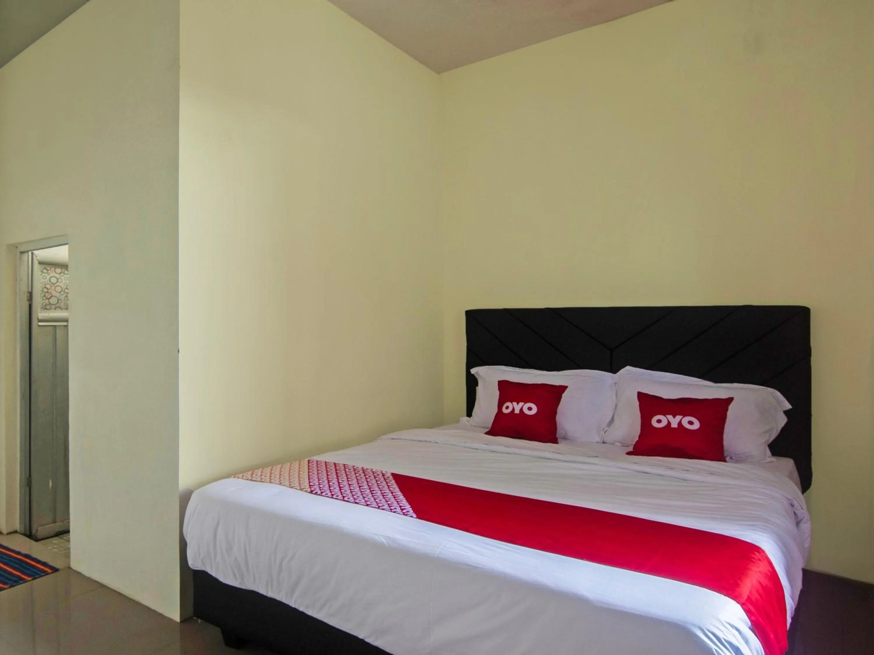 Bedroom, Bed in Hotel O Miracle Kost