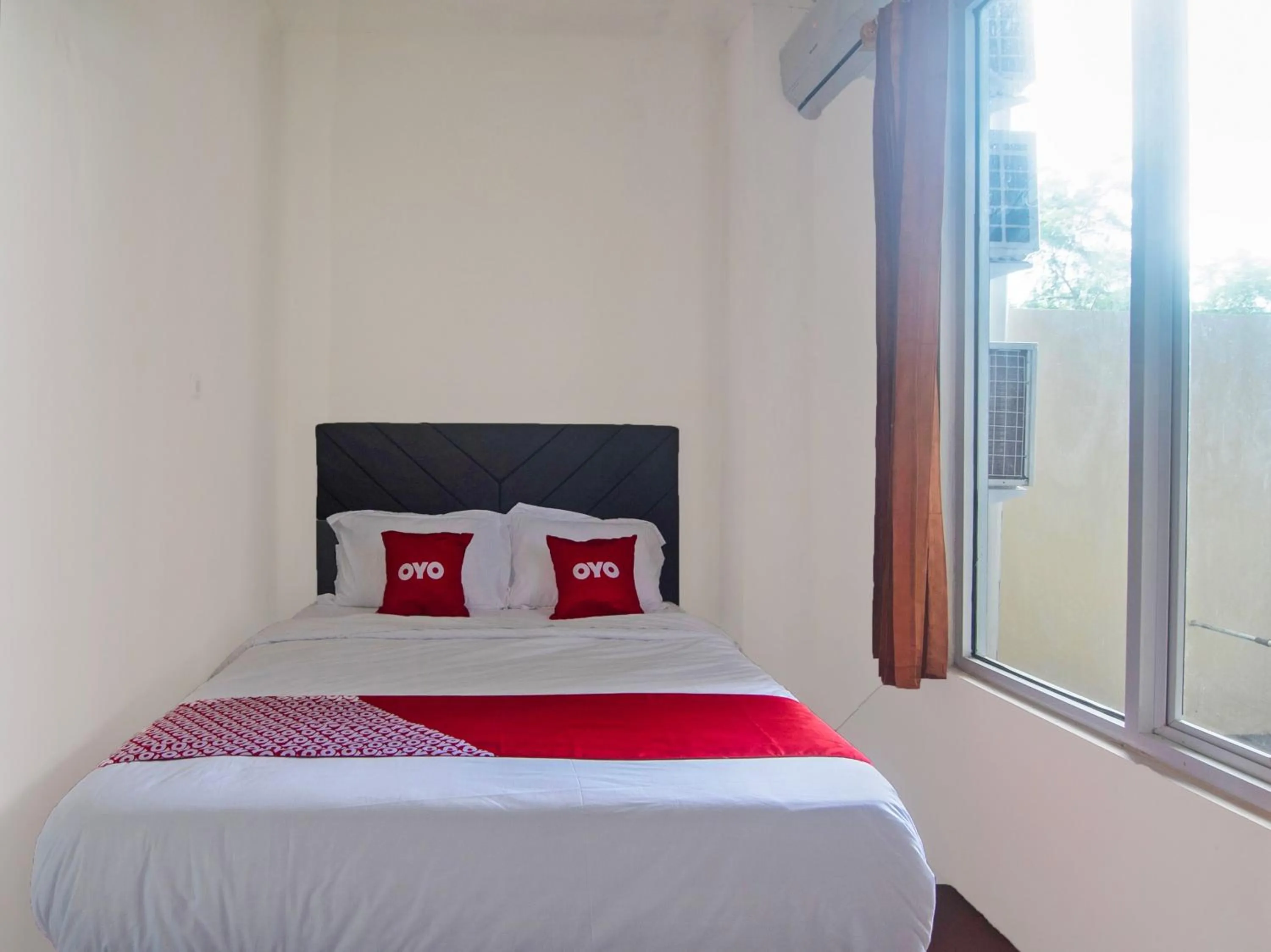 Bedroom, Bed in Hotel O Miracle Kost