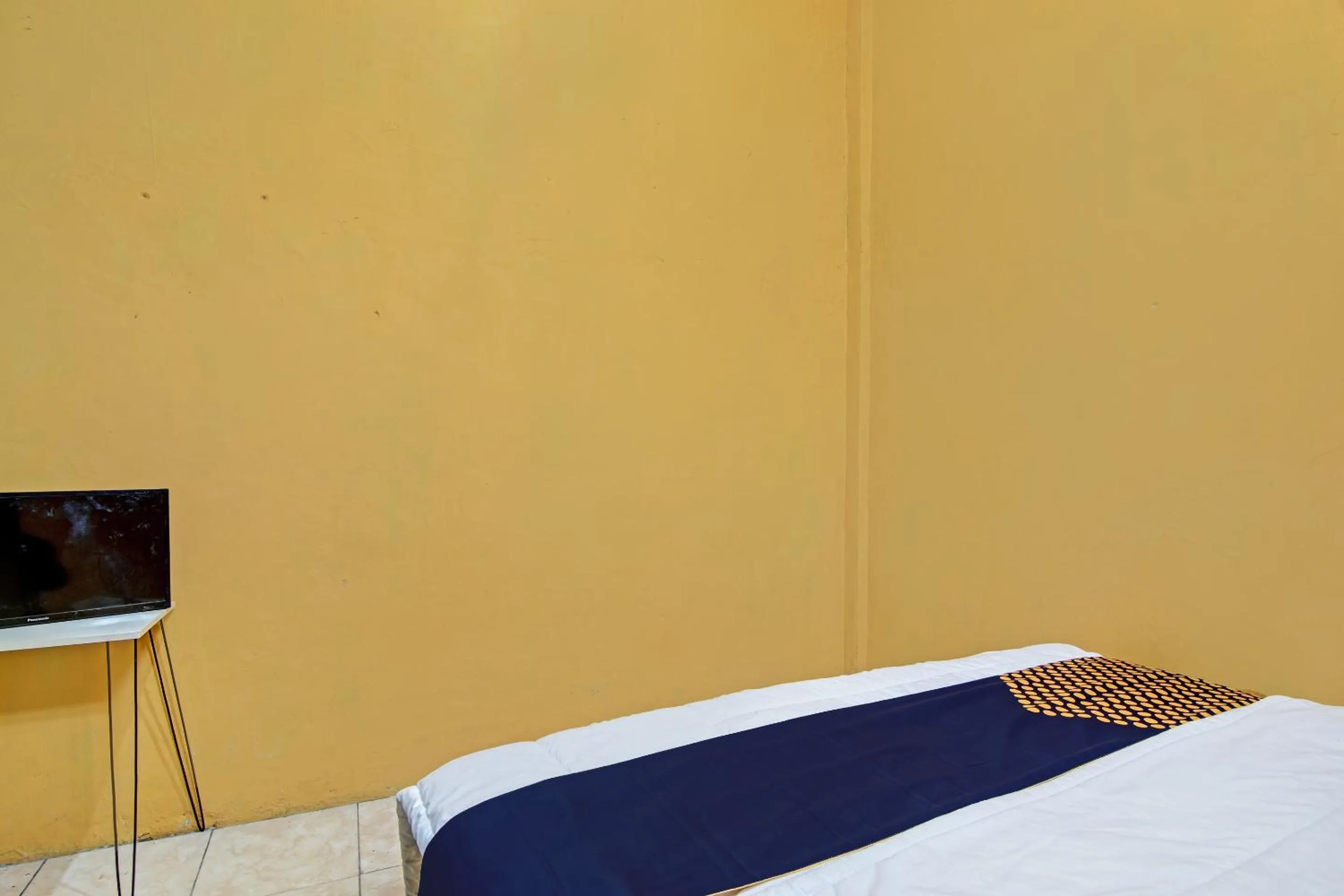 Bedroom, Bed in Hotel O Penginapan Syafira Near Perumahan Mustamindo Permai 1