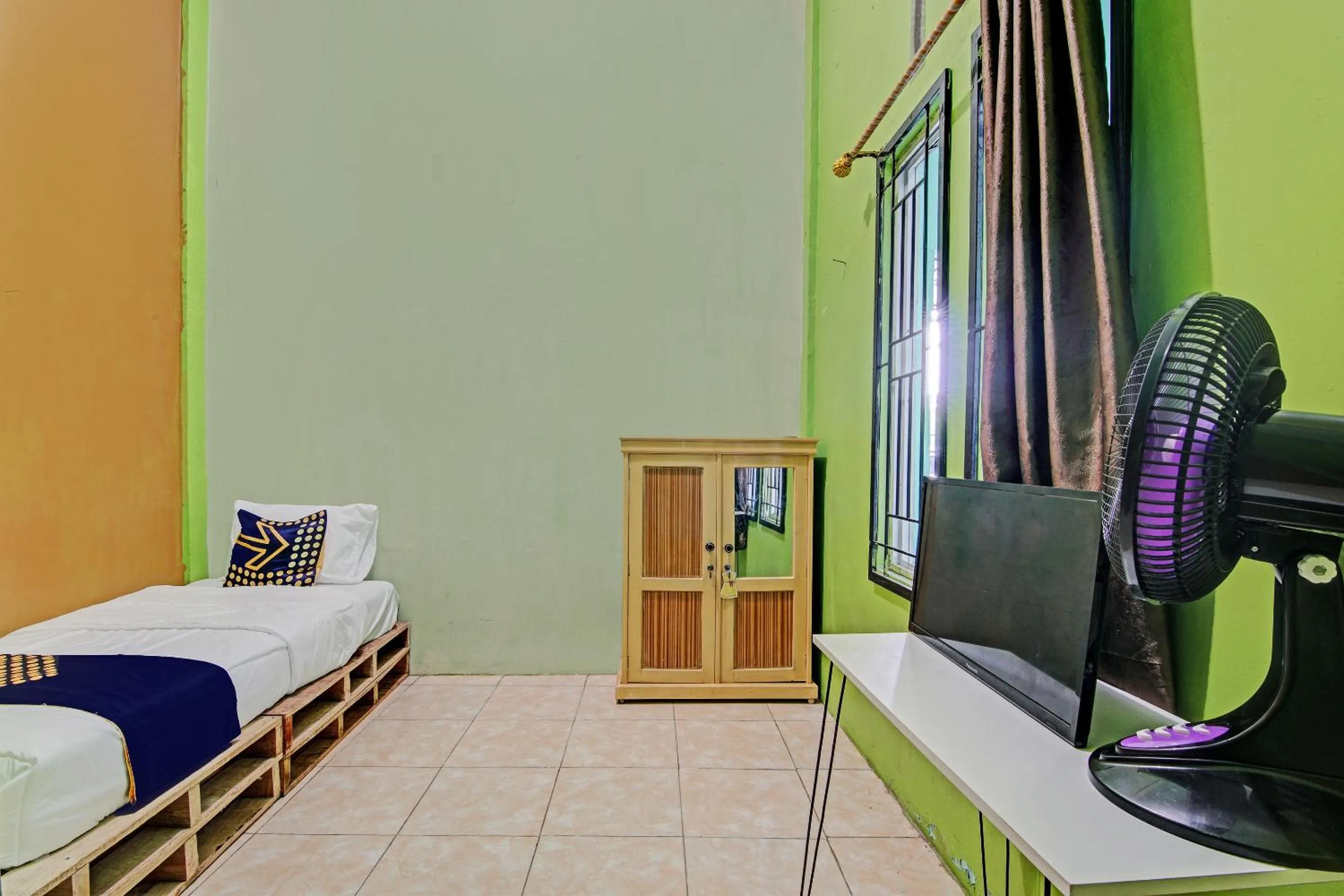 Bedroom, Bed in Hotel O Penginapan Syafira Near Perumahan Mustamindo Permai 1