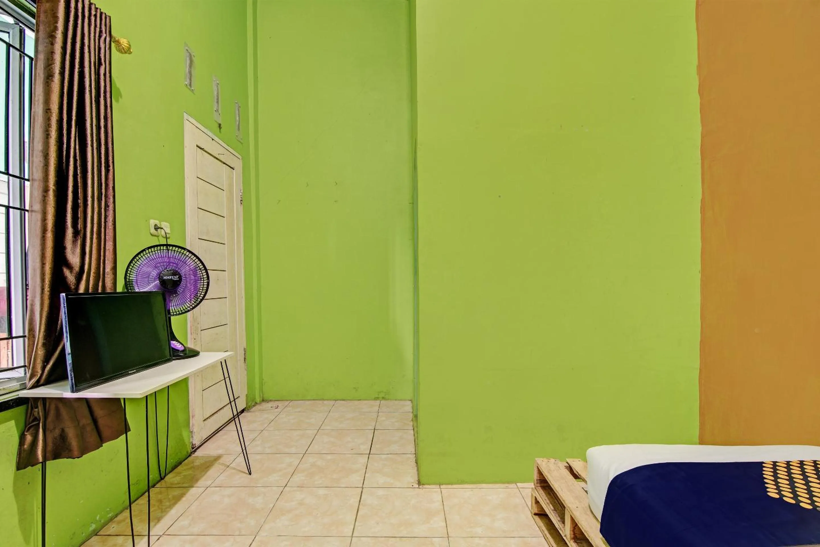 Bedroom in Hotel O Penginapan Syafira Near Perumahan Mustamindo Permai 1