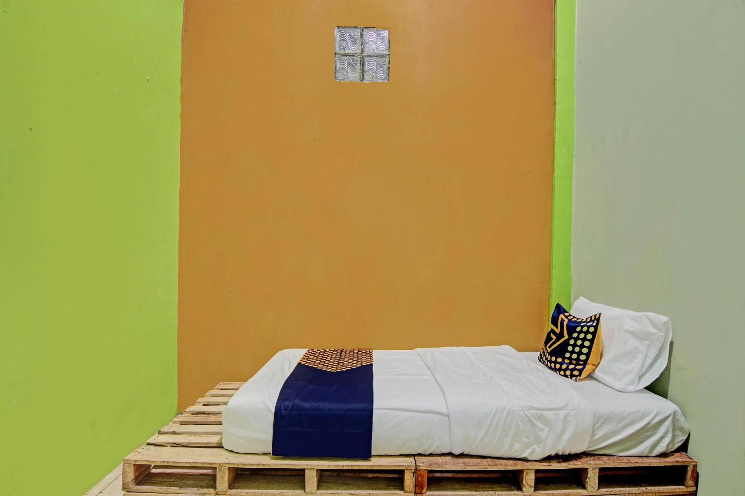 Bedroom, Bed in Hotel O Penginapan Syafira Near Perumahan Mustamindo Permai 1