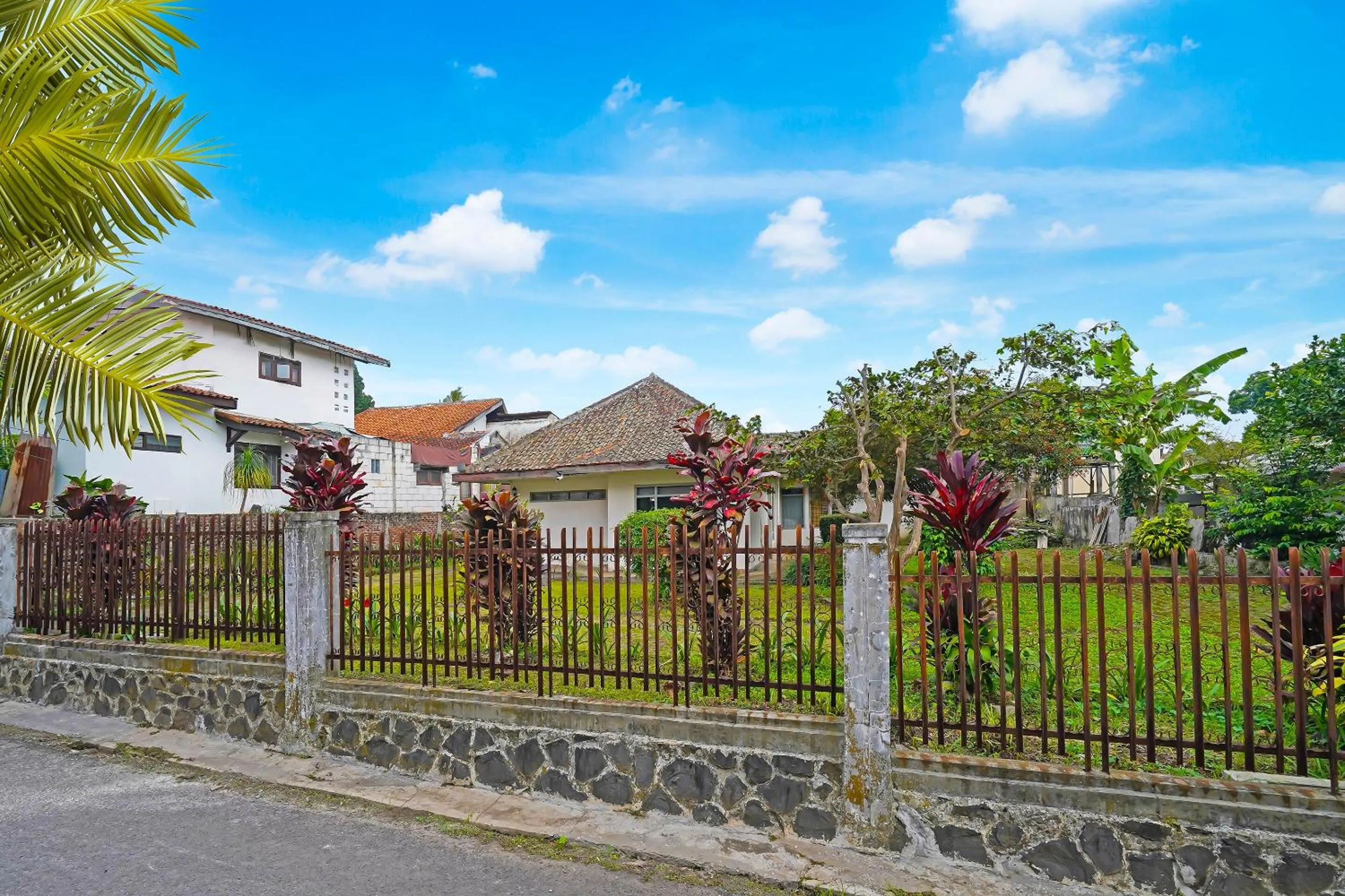 Facade/entrance in OYO Life 92694 Kost Nino