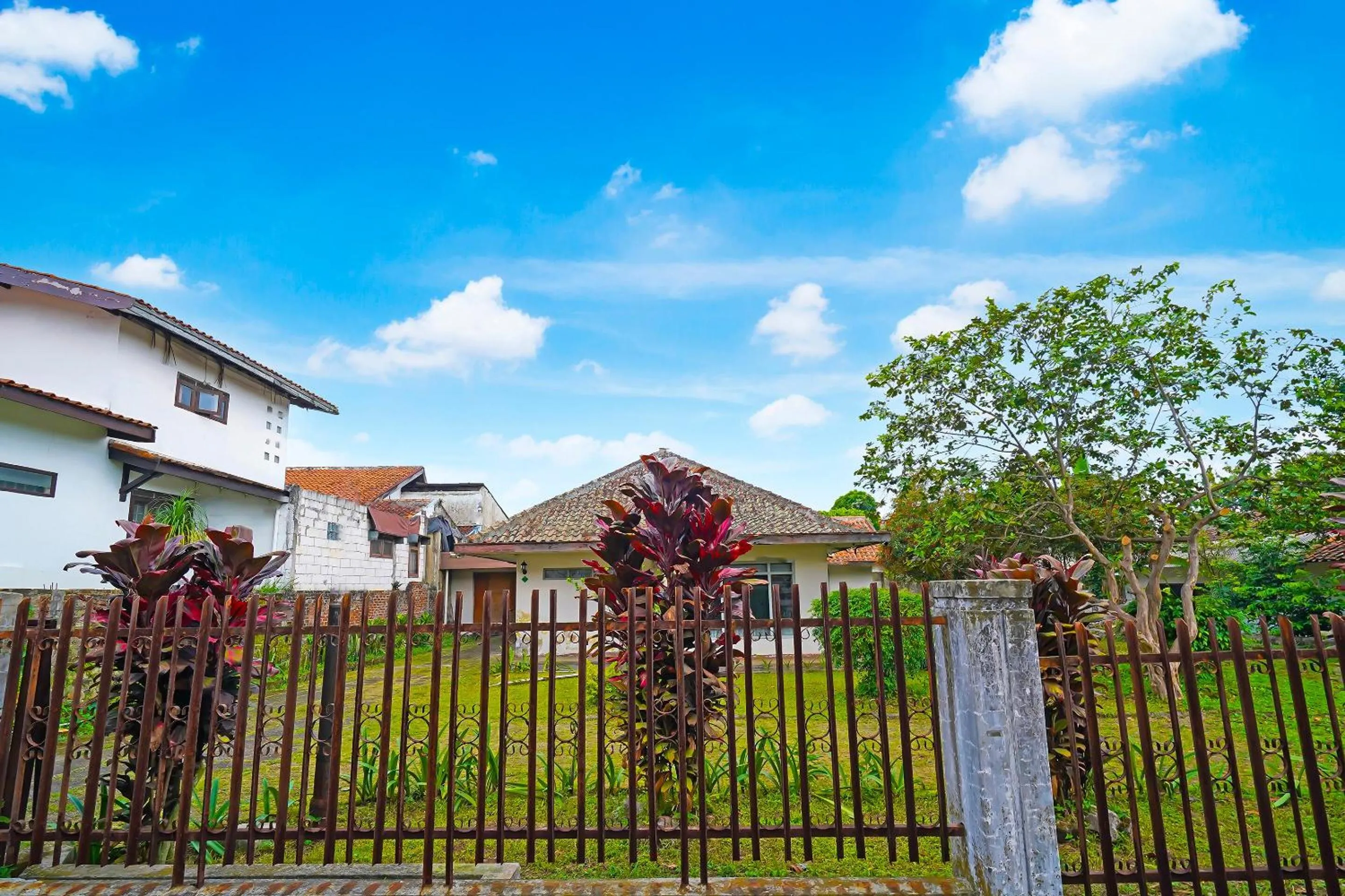 Facade/entrance in OYO Life 92694 Kost Nino
