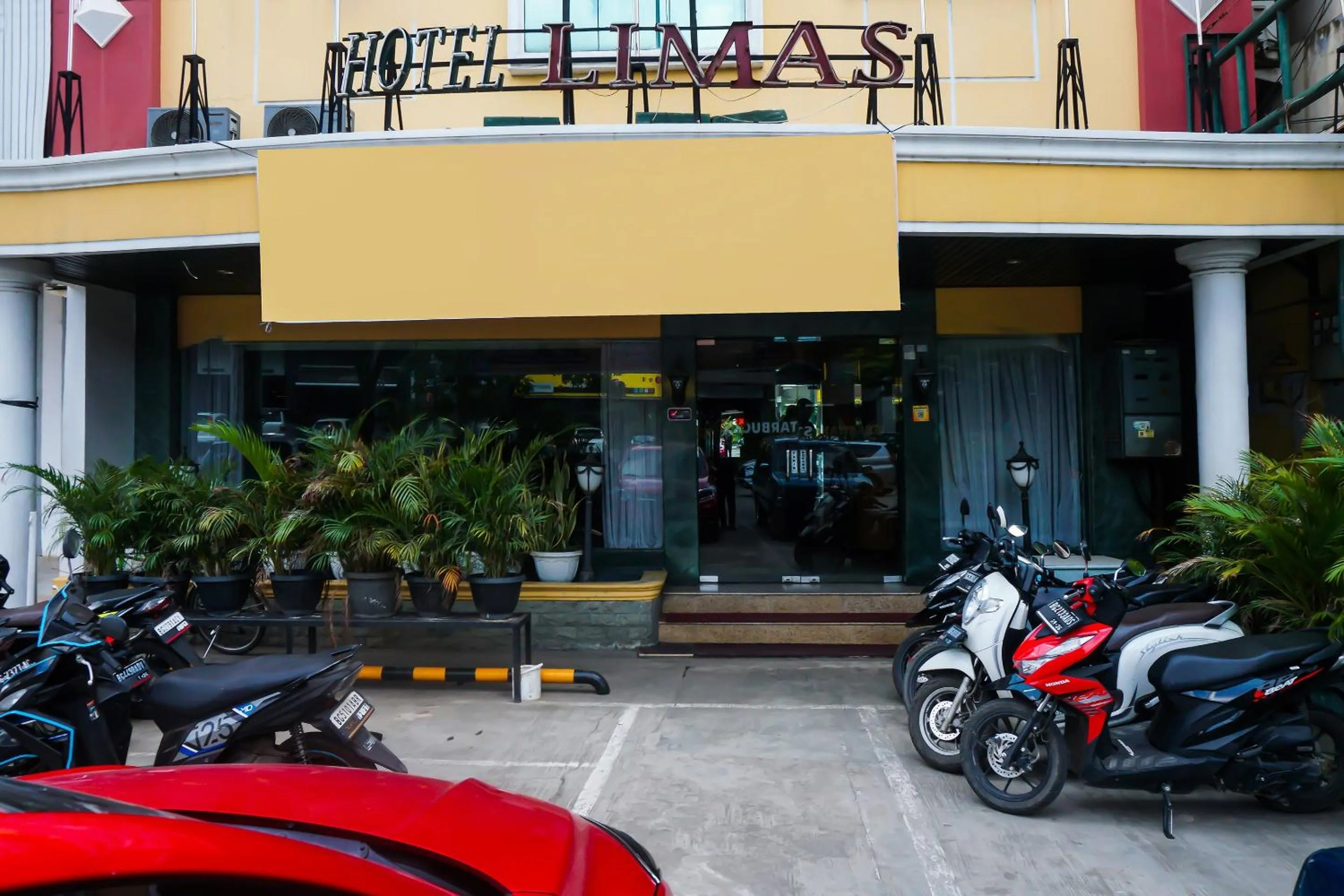 Facade/entrance in Collection O 92690 Hotel Limas