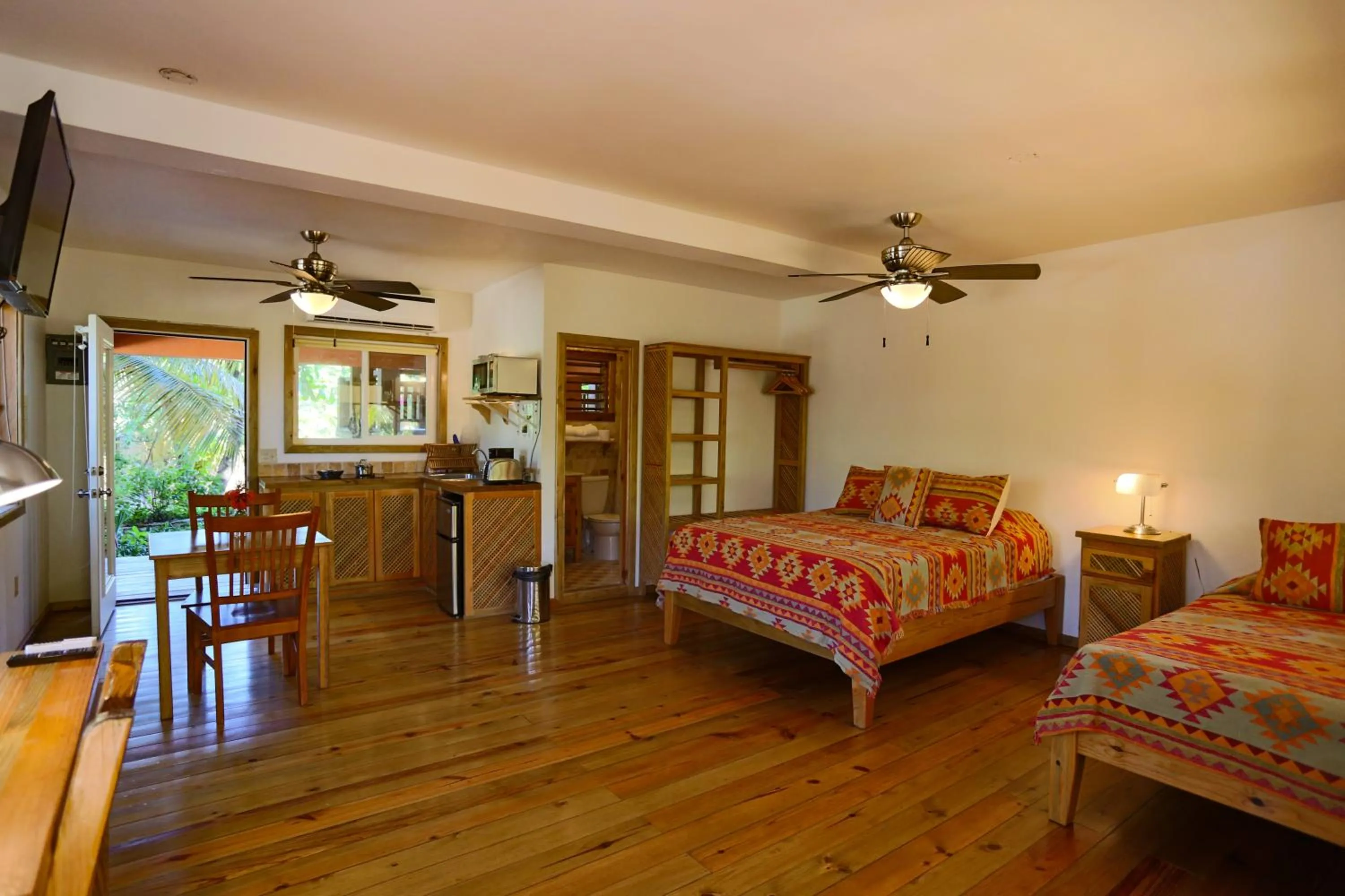 Bathroom, Bed in Hotel Posada Seremein ,West Bay ,Roatan