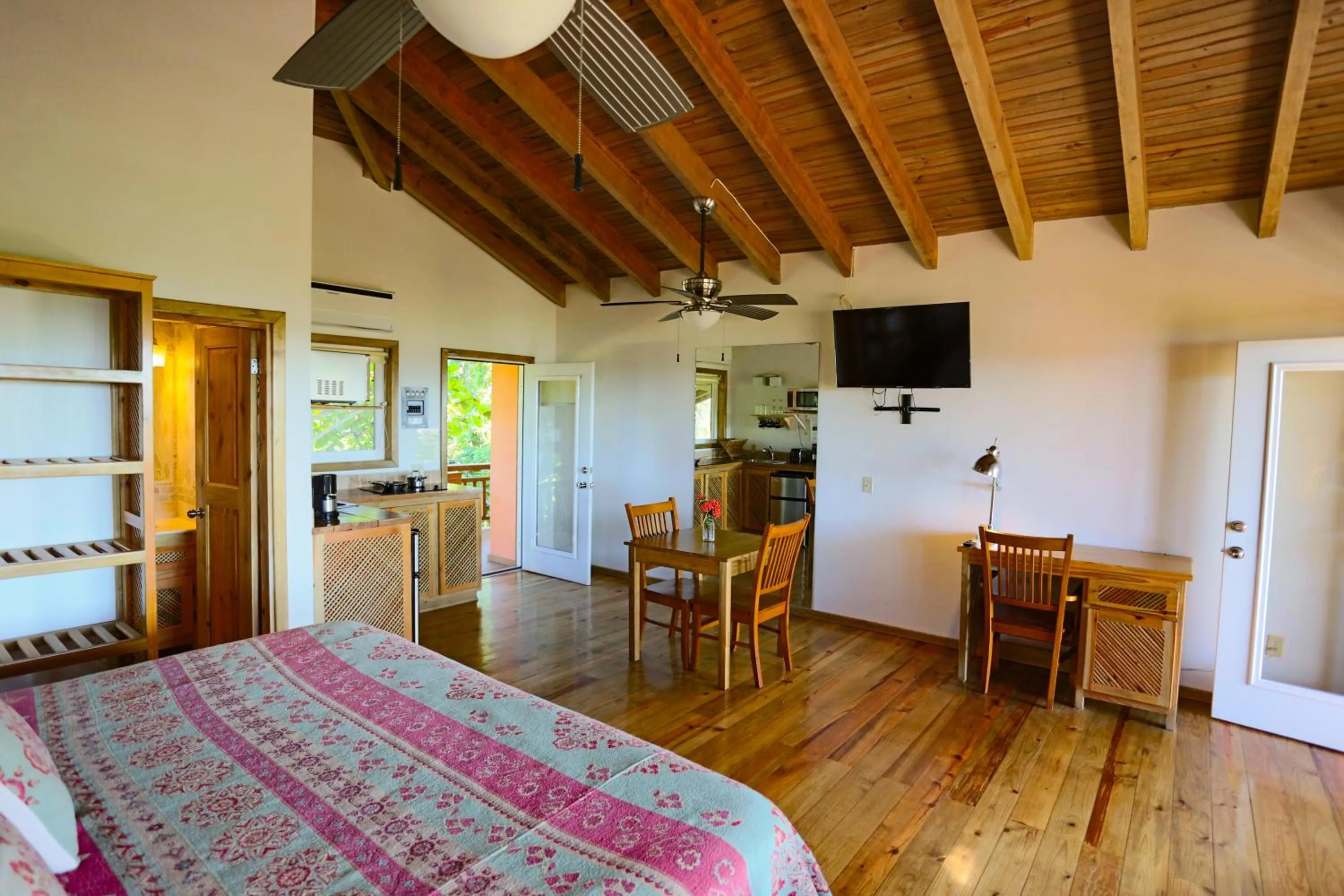 Bed in Hotel Posada Seremein ,West Bay ,Roatan