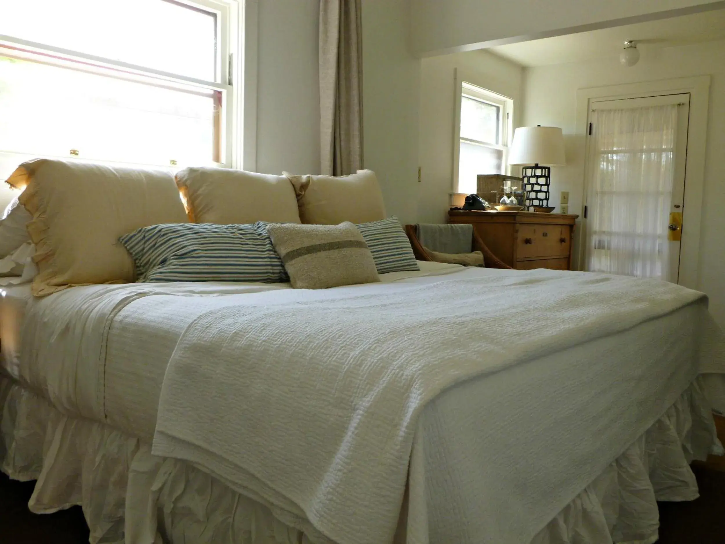 Deluxe King Room in An Inn to Remember Deluxe King Room in An Inn to Remember