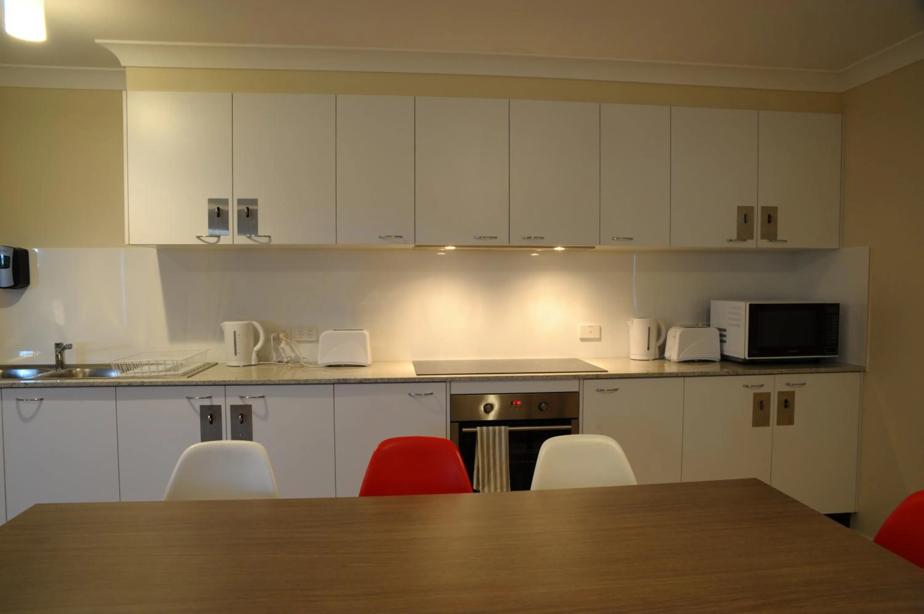Kitchen or kitchenette in Comfort Inn Serenity Bathurst