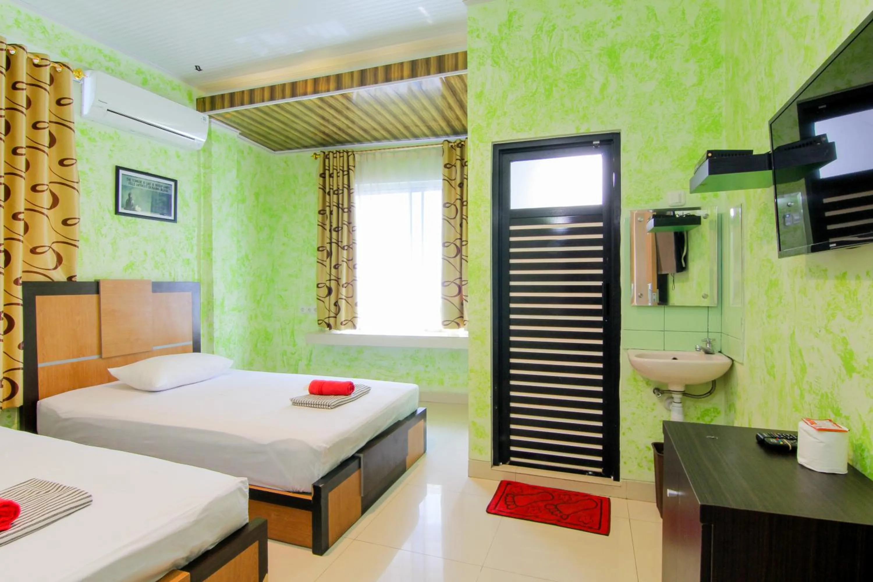 Photo of the whole room, Bed in Yani Homestay