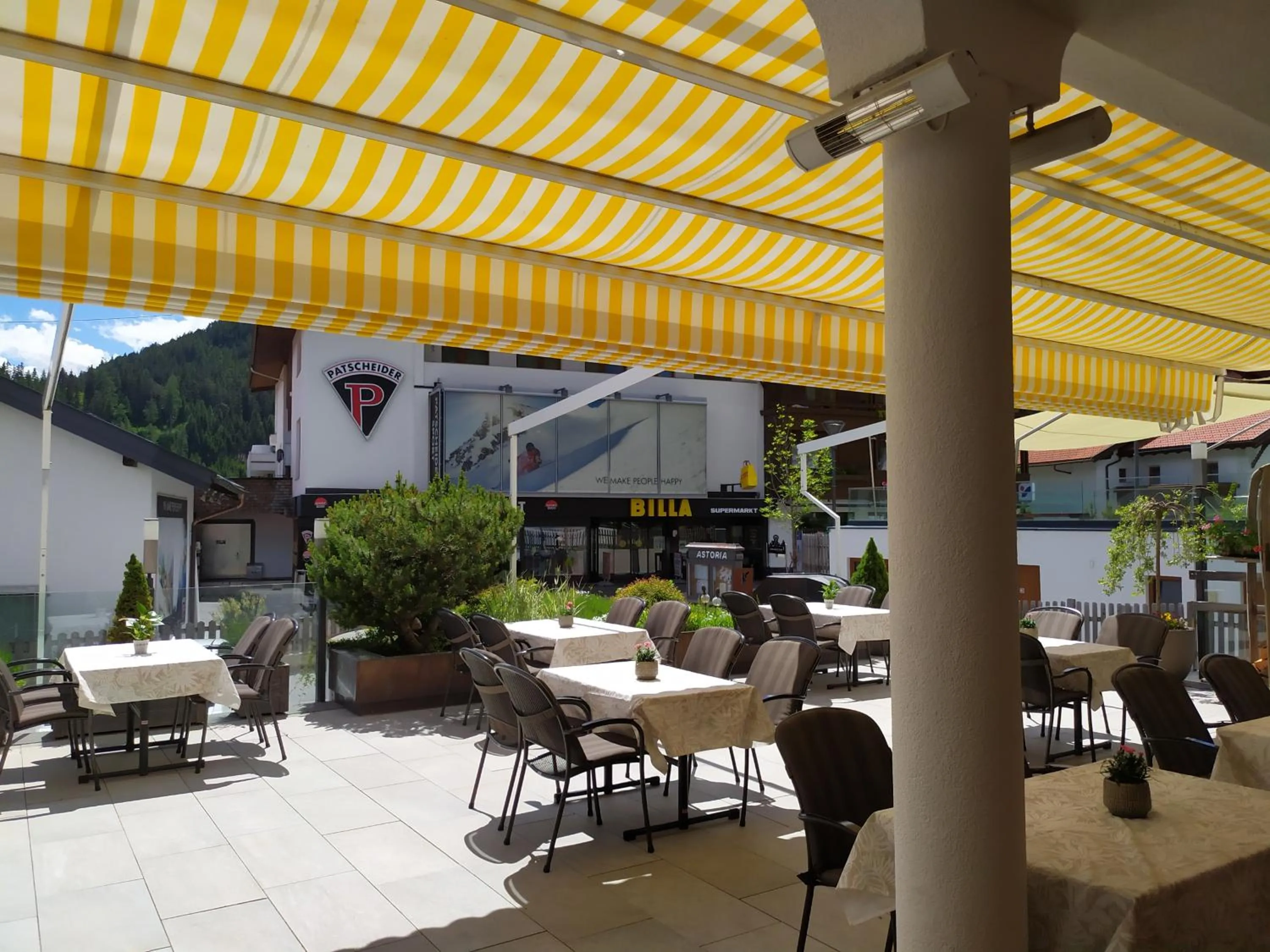 Restaurant/places to eat in Hotel Astoria