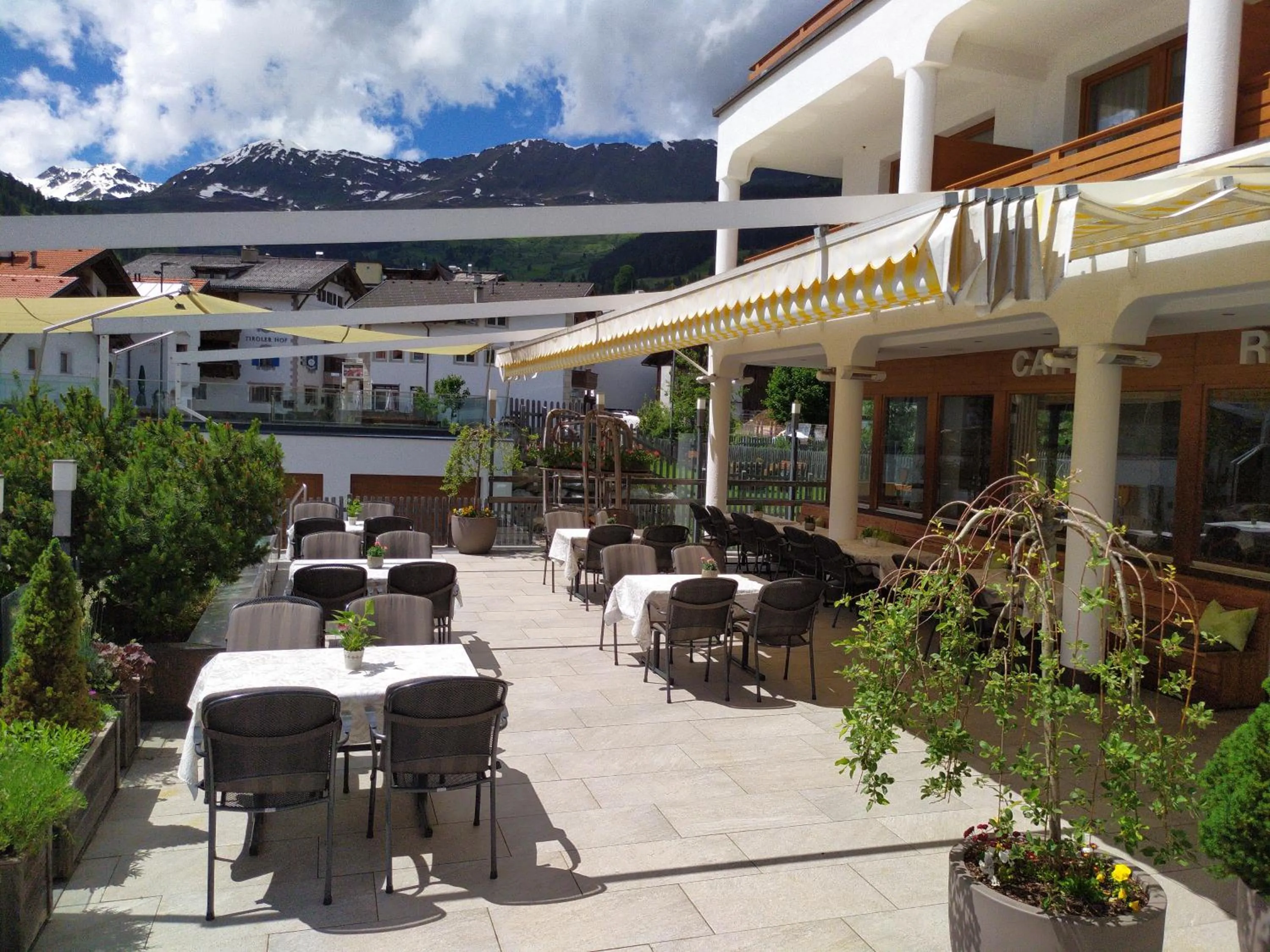 Restaurant/places to eat in Hotel Astoria