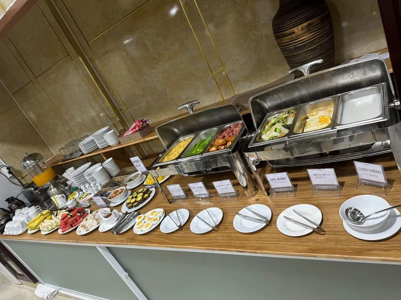 Restaurant/places to eat in Duc Minh Saigon Airport Hotel