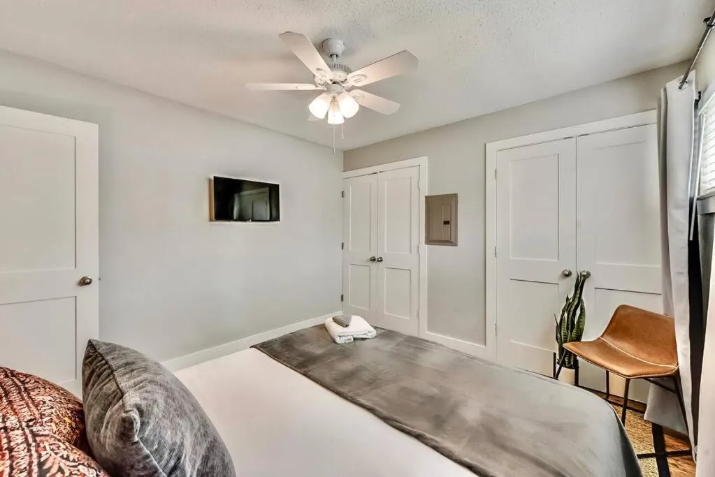 Bed in Global Cup Hello Gorgeous Flat near Downtown!