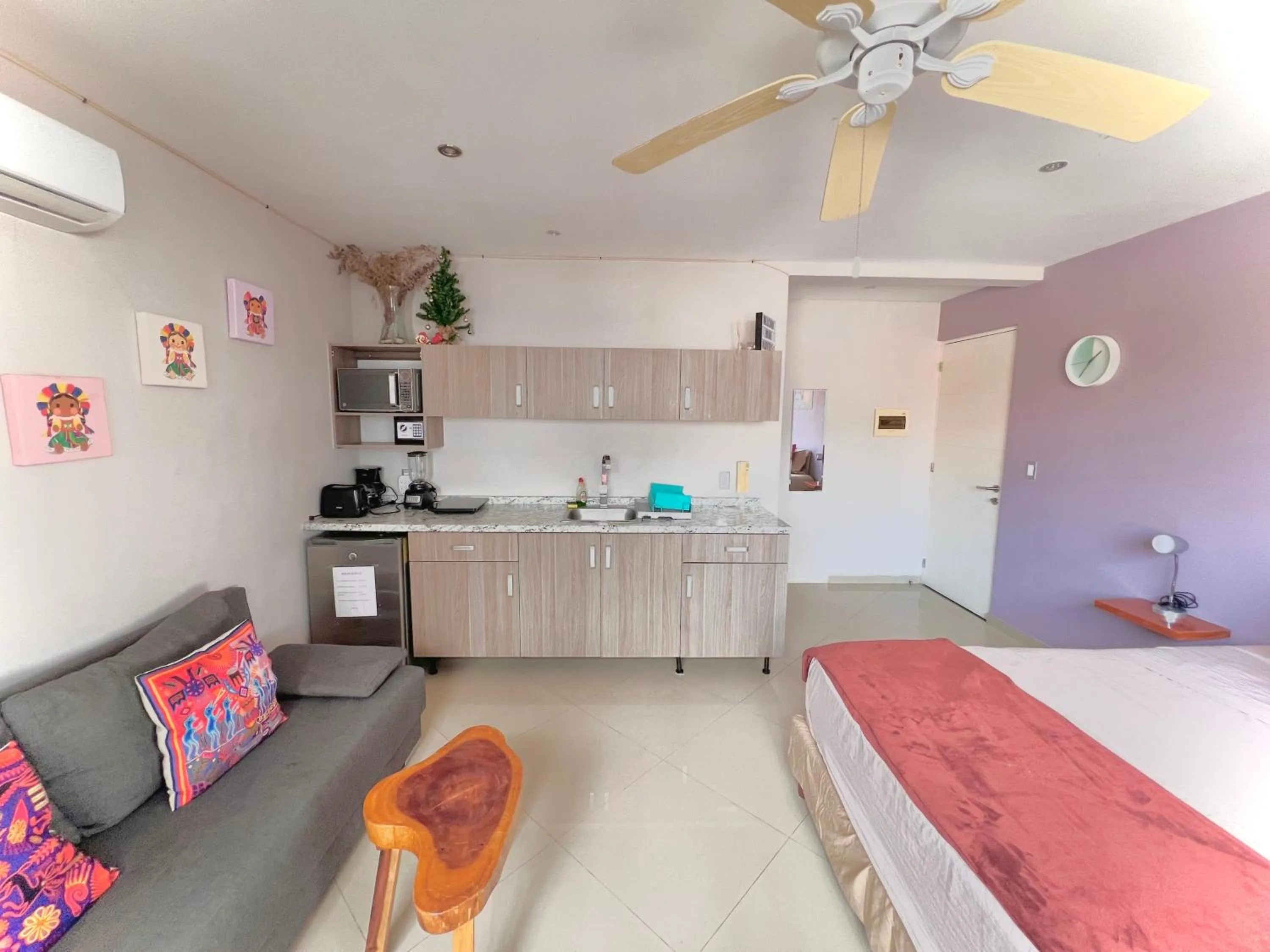 Kitchen or kitchenette, Bed in Playa Centro Rooftop Apartments & Studios