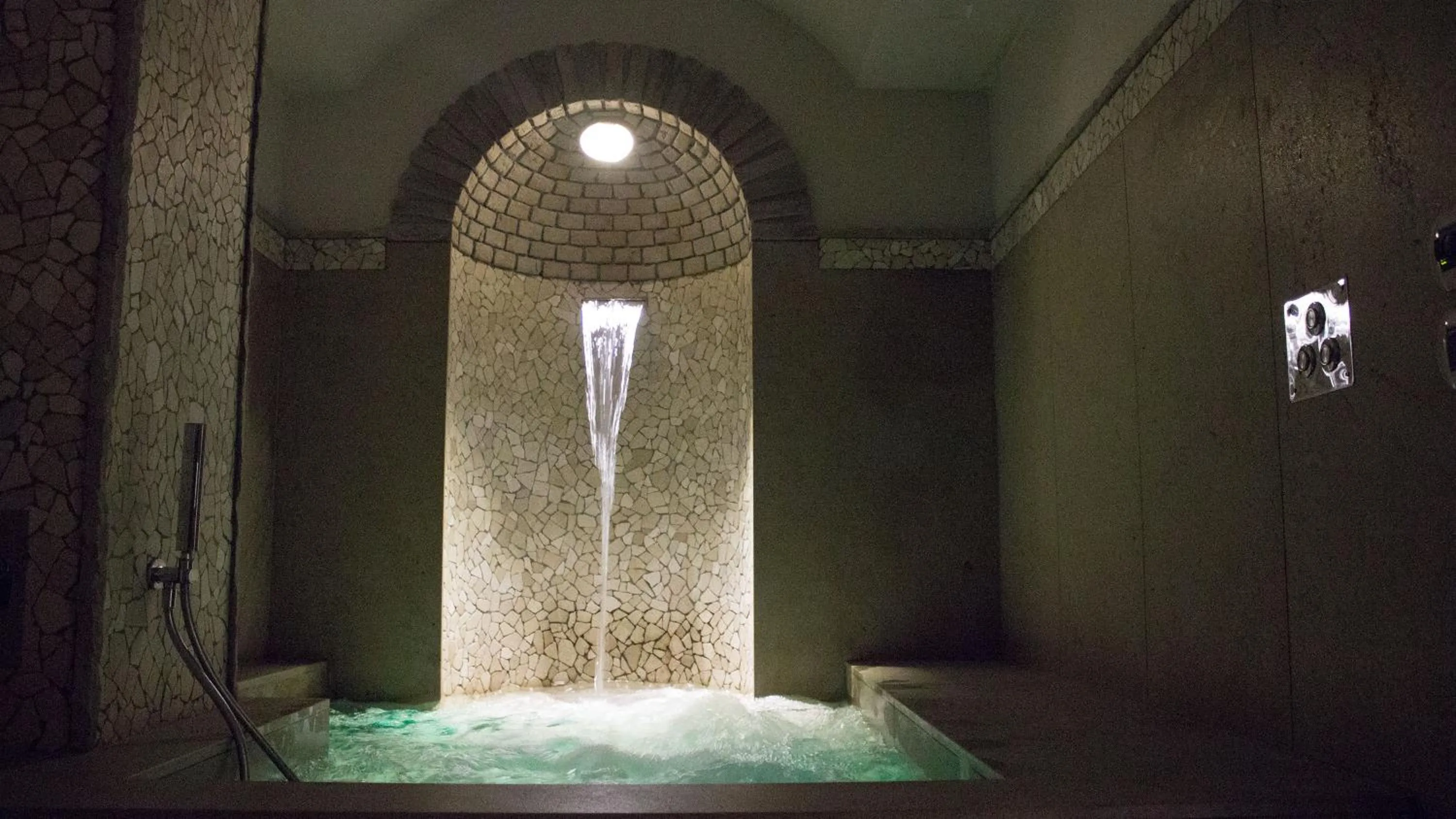 Shower in Le Jardin Romain