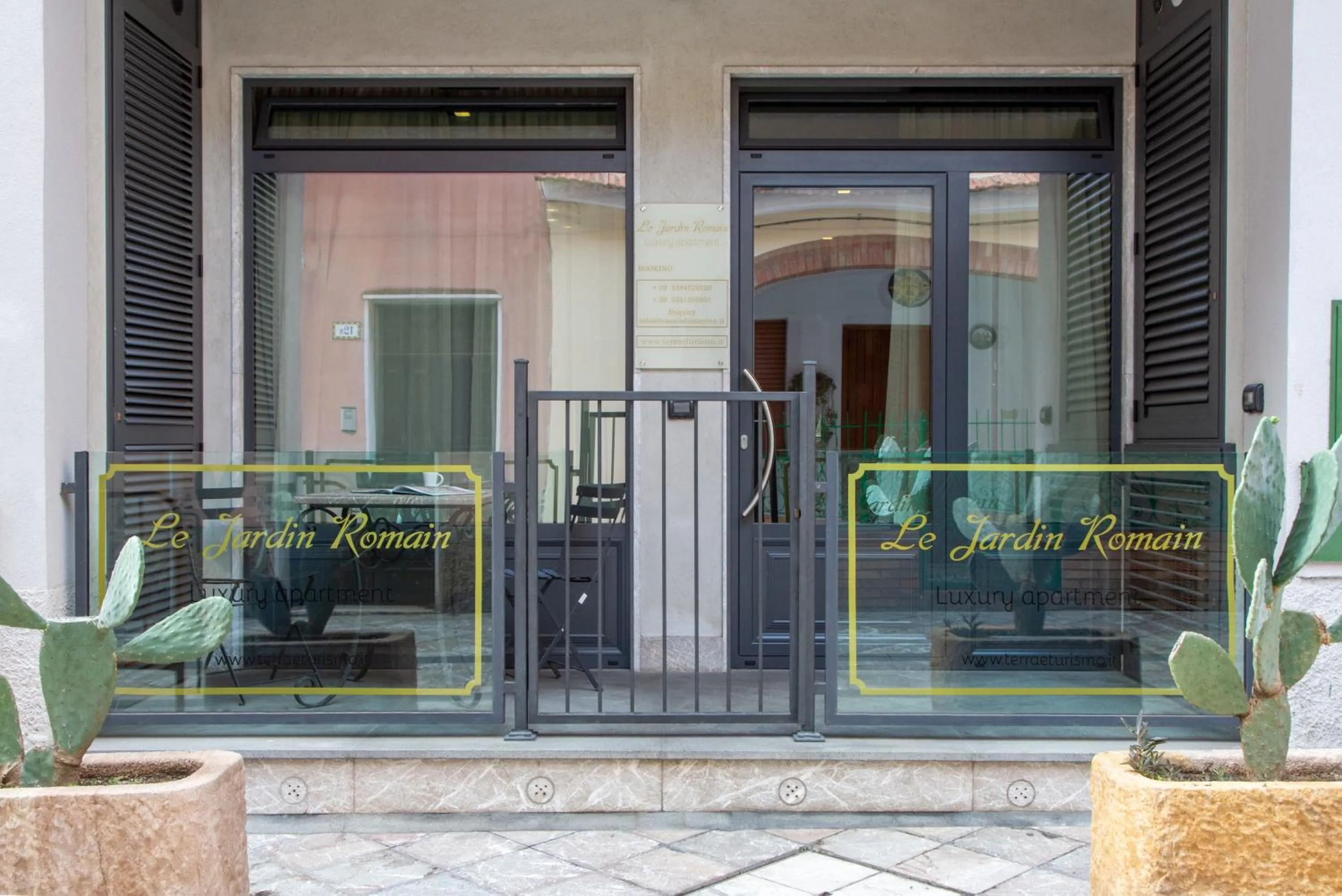 Facade/entrance in Le Jardin Romain