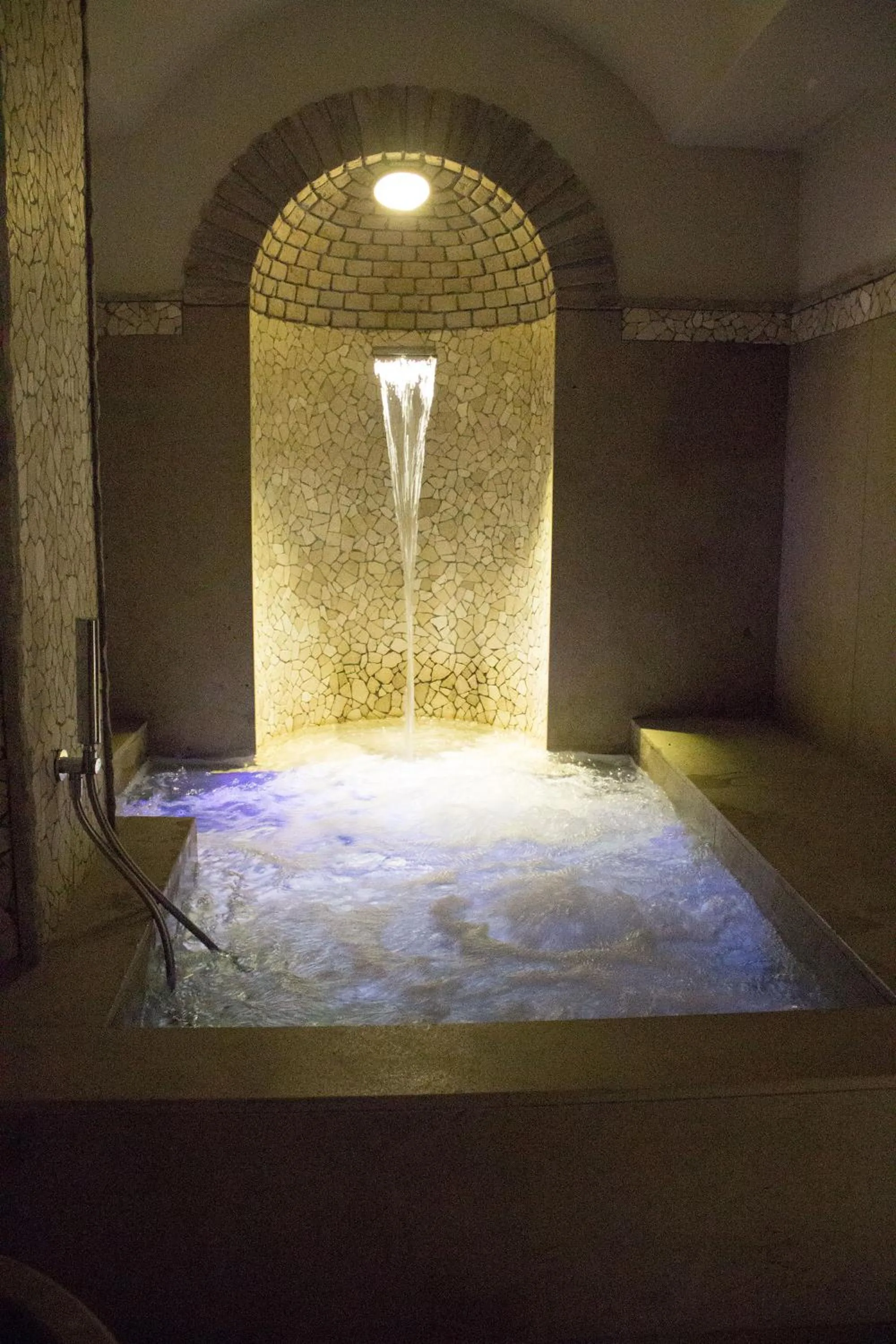 Hot Tub in Le Jardin Romain