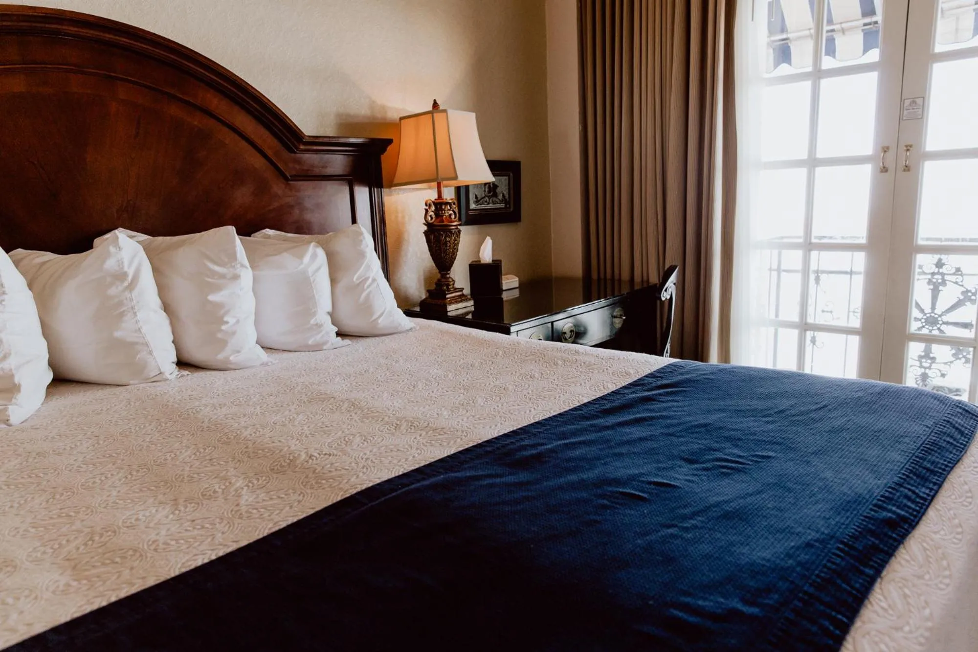 Bedroom, Bed in The Hotel Paisano