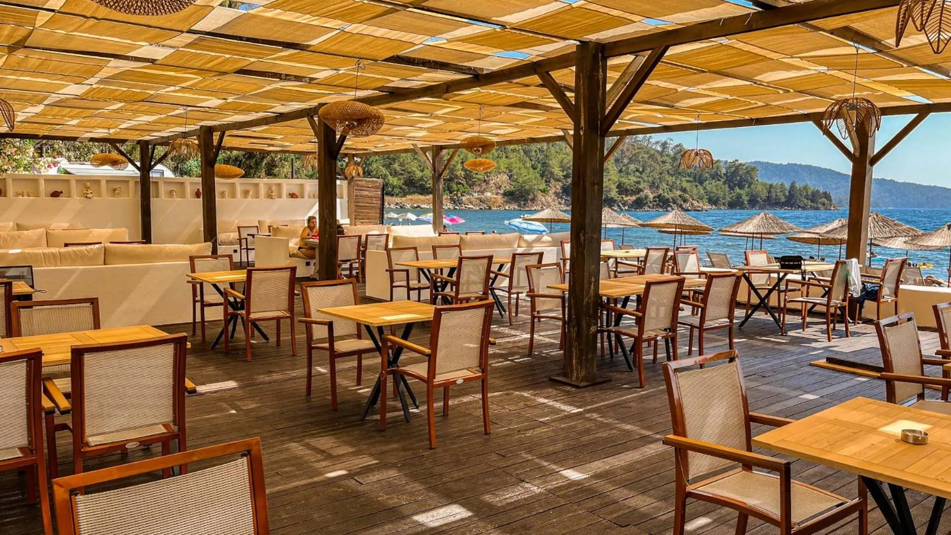 Restaurant/places to eat in Thanos Hotel