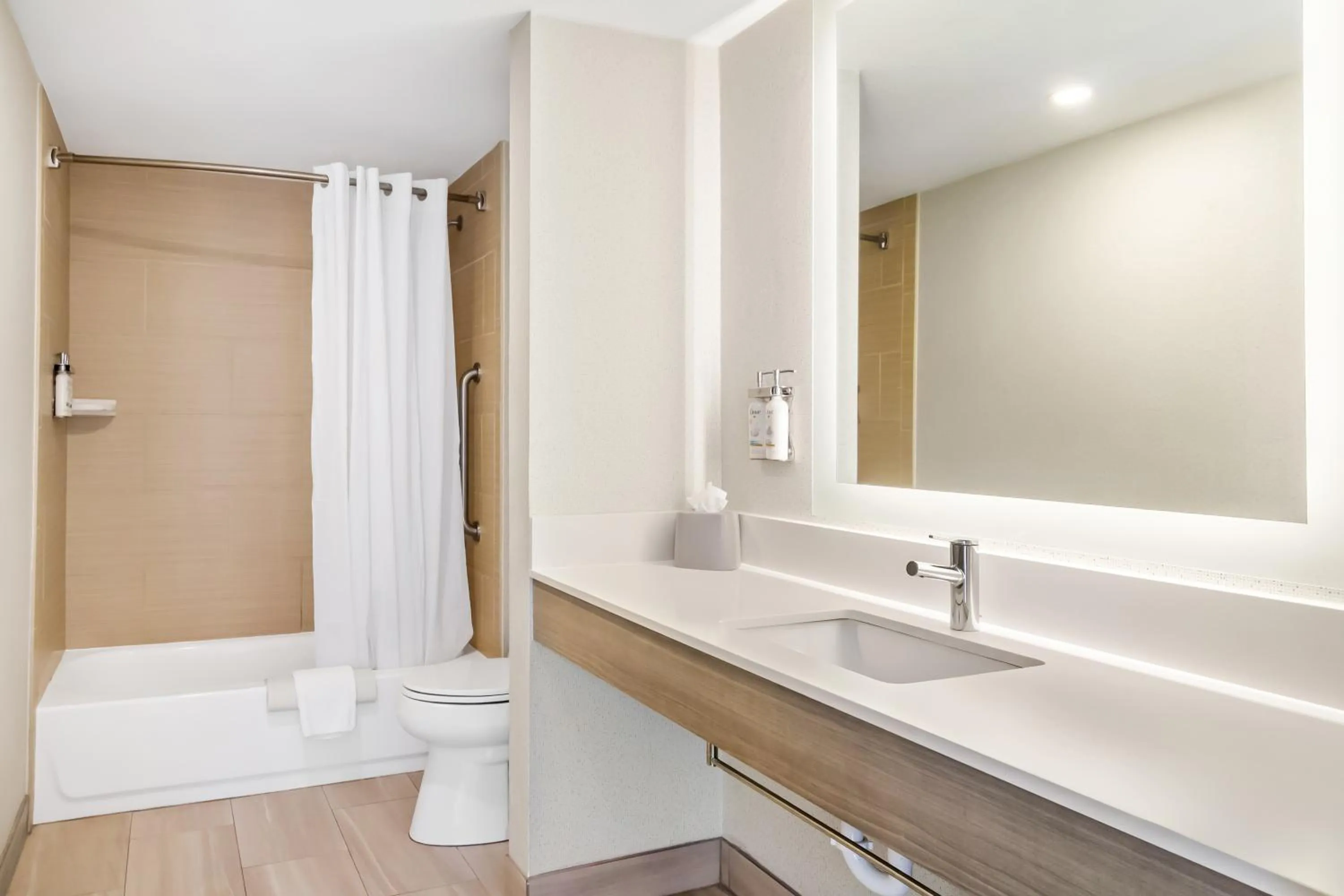 Bath in Holiday Inn Express & Suites Jacksonville South East - Medical Center Area by IHG