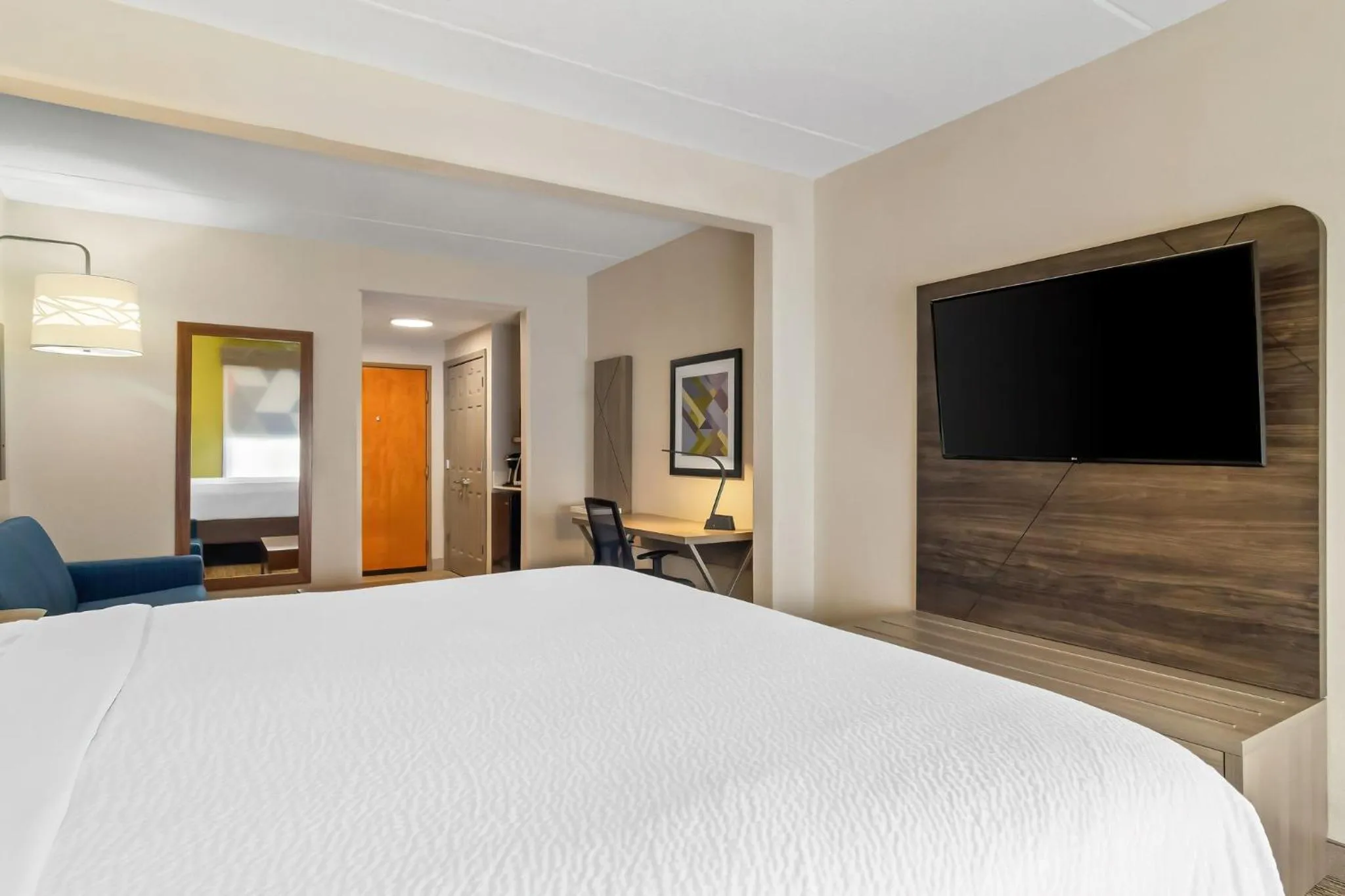 Photo of the whole room, Bed in Holiday Inn Express & Suites Jacksonville South East - Medical Center Area by IHG
