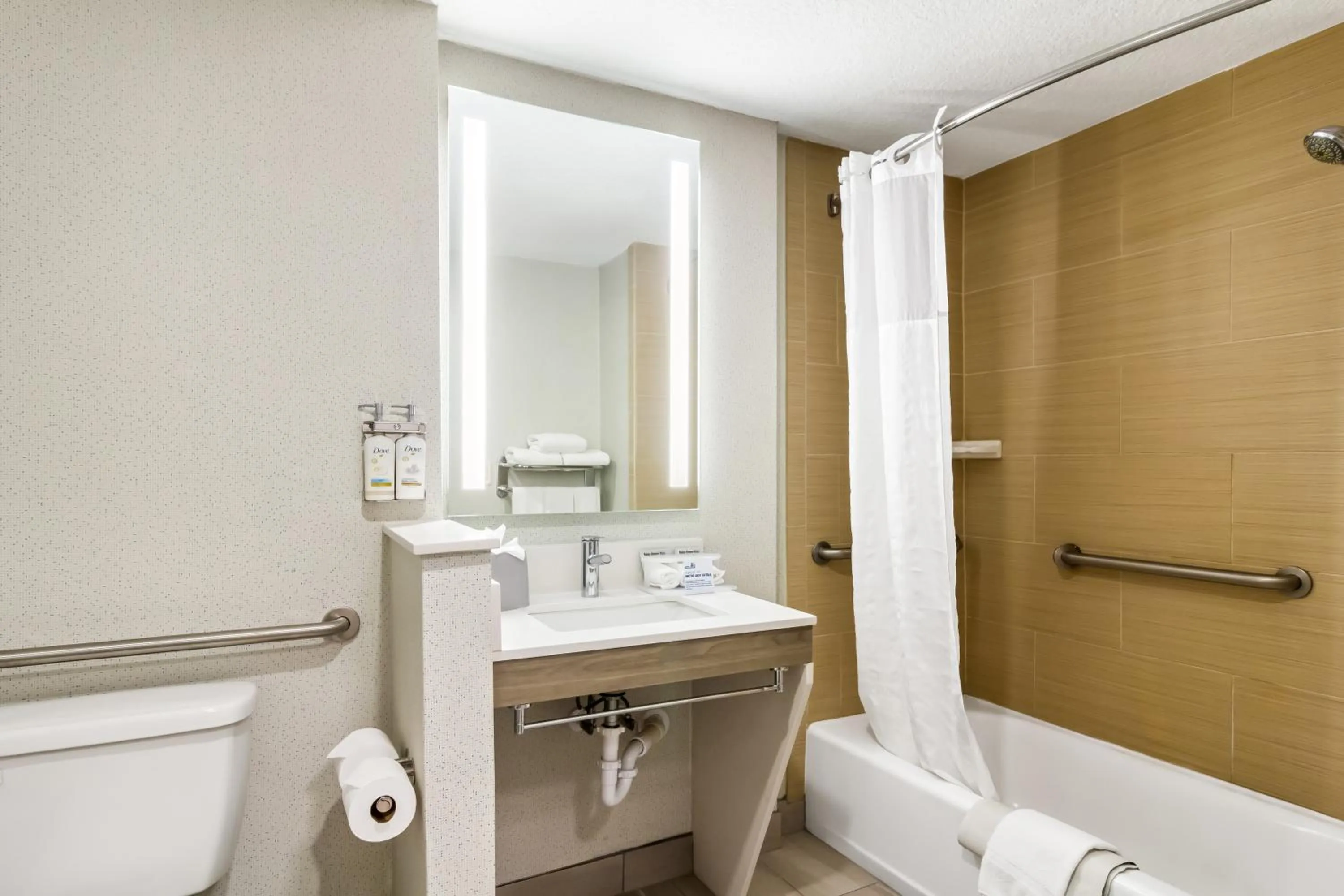 Bath in Holiday Inn Express & Suites Jacksonville South East - Medical Center Area by IHG