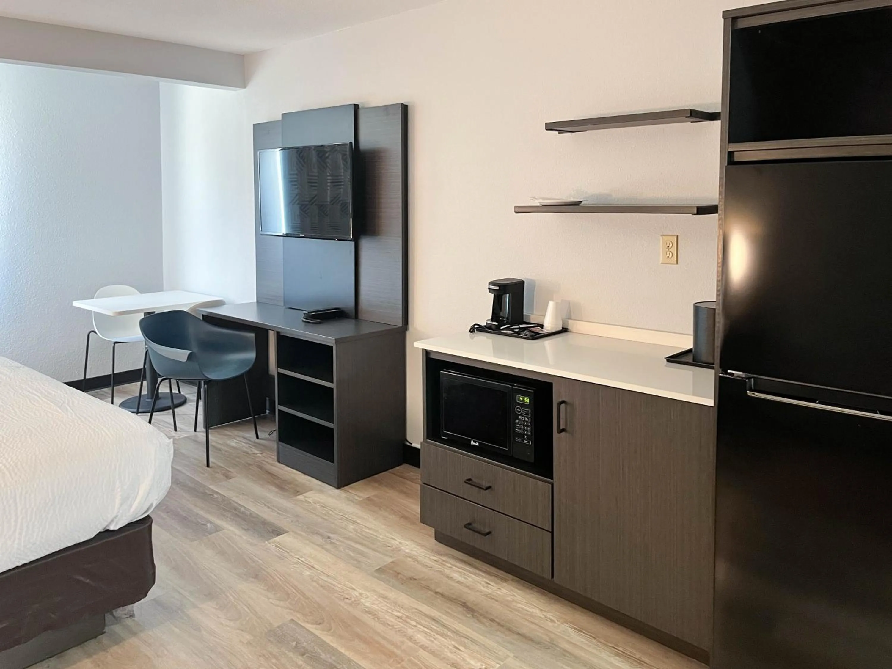 kitchen, Bed in Studio 6 Elkhart, IN- Kitchenette Rooms