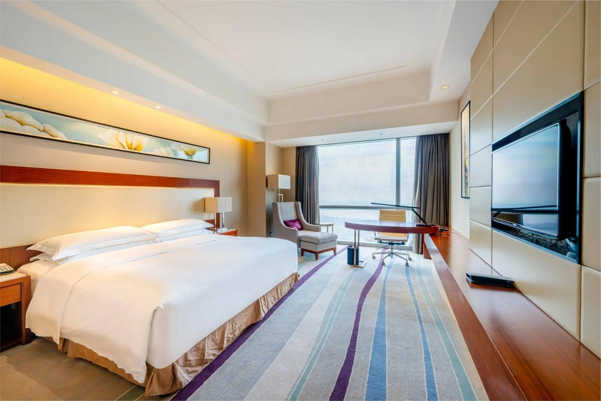 Photo of the whole room, Bed in Crowne Plaza Wuxi Taihu by IHG