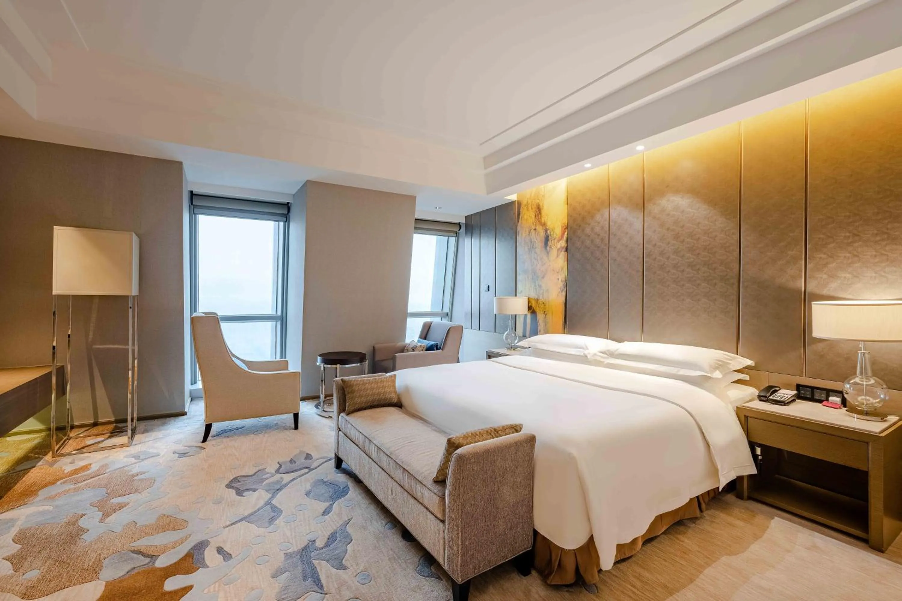 Bed in Crowne Plaza Wuxi Taihu by IHG