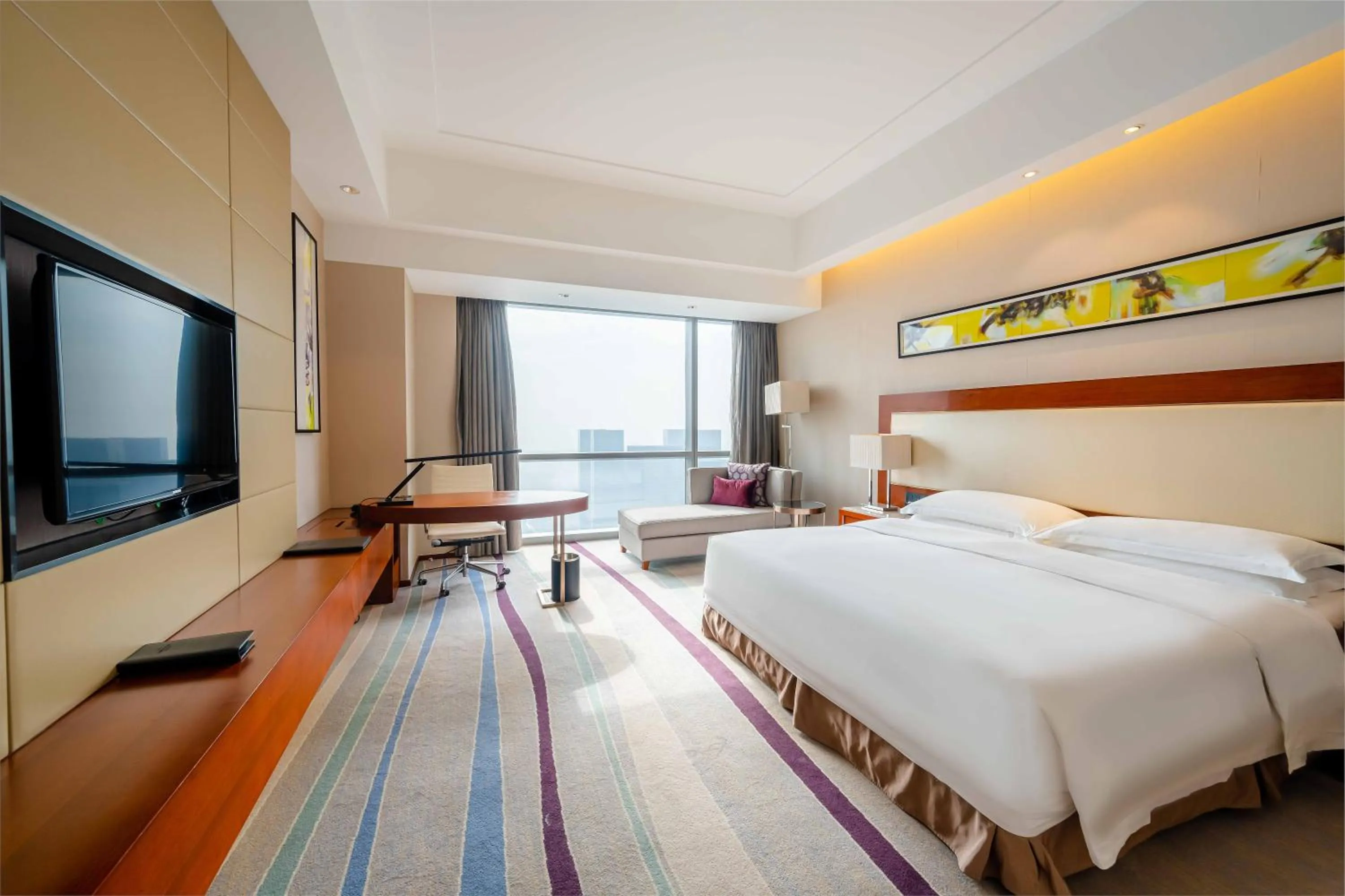 Bed in Crowne Plaza Wuxi Taihu by IHG