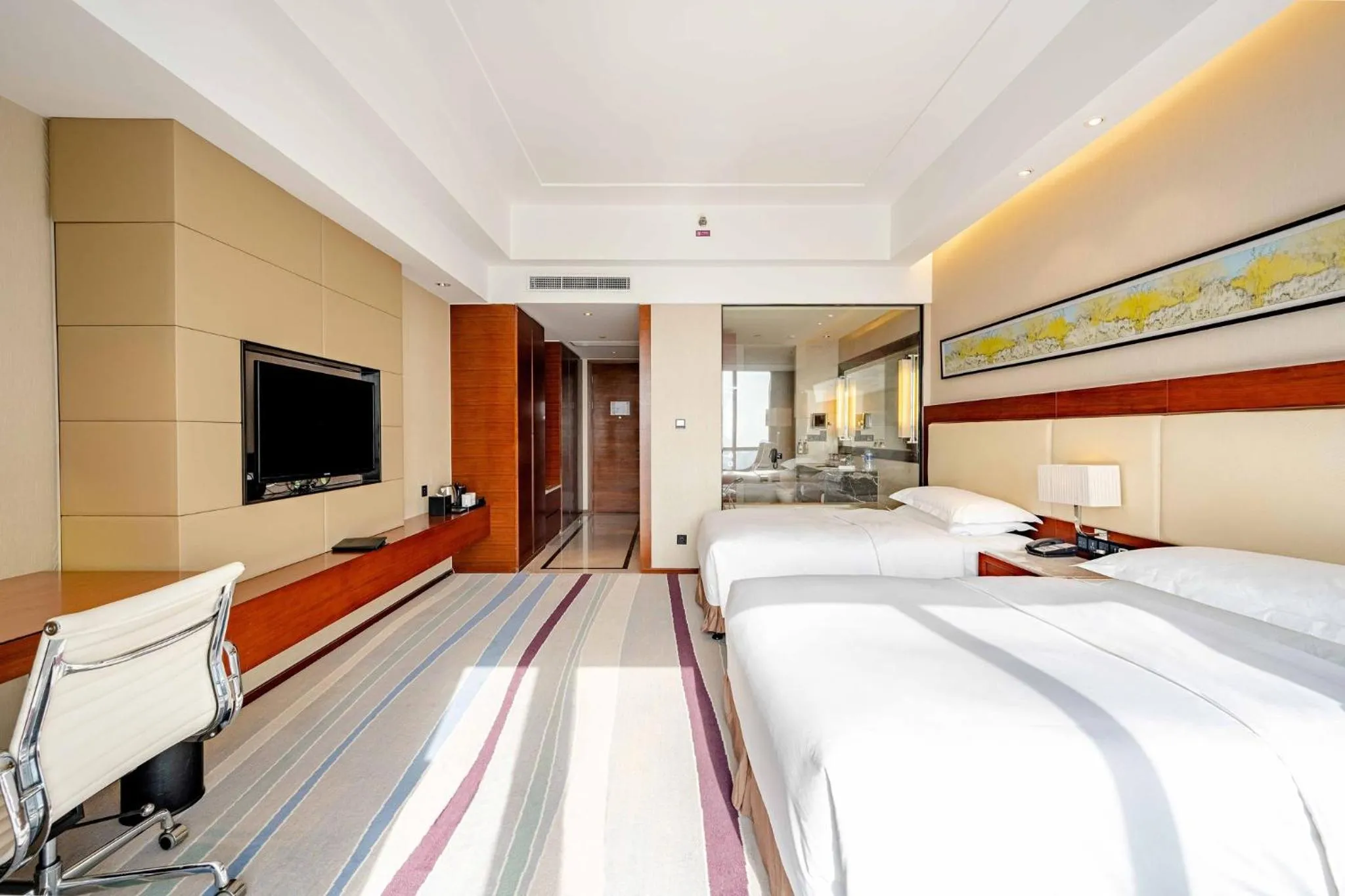 Photo of the whole room, Bed in Crowne Plaza Wuxi Taihu by IHG