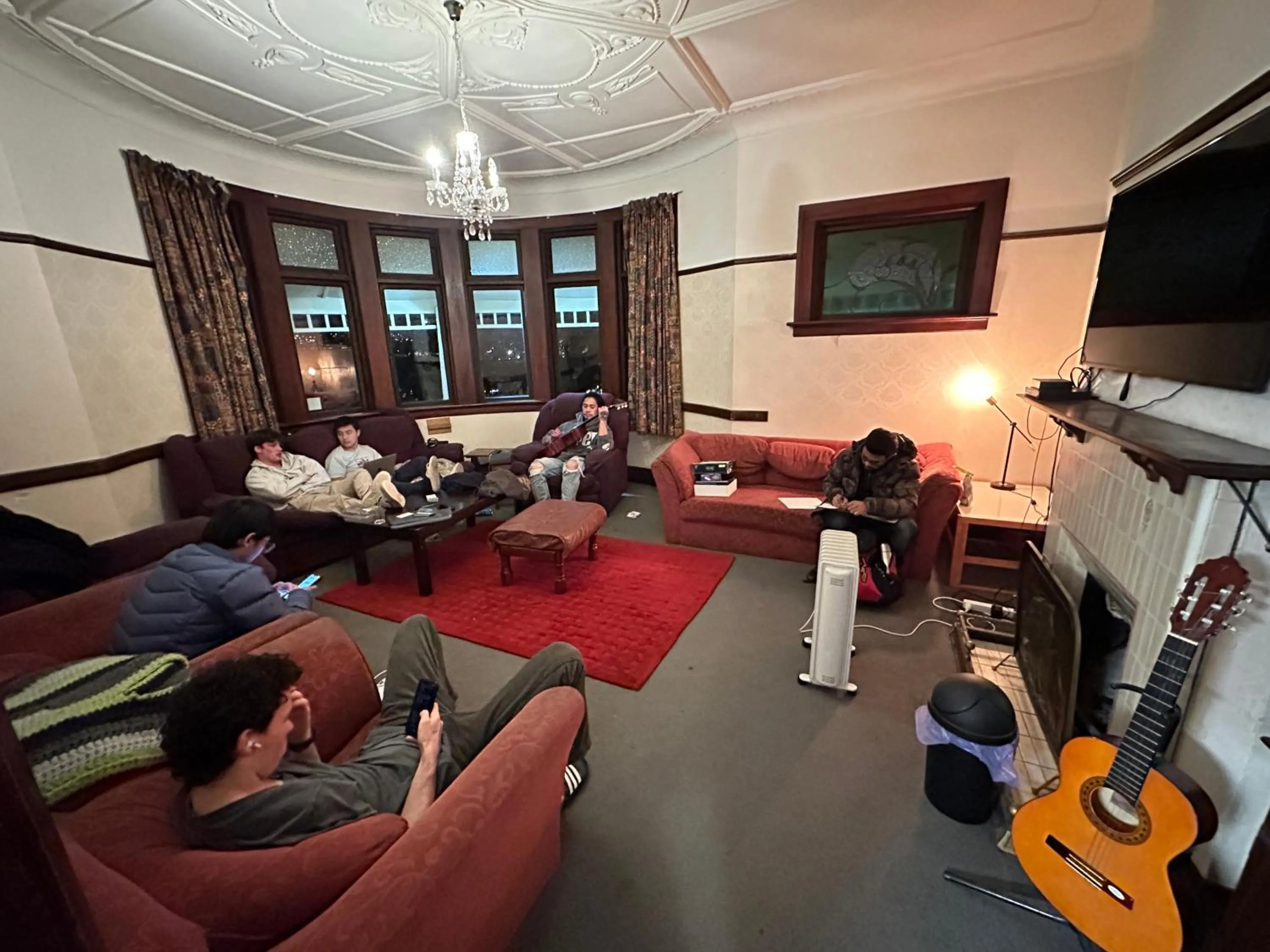 Communal lounge/ TV room in Manor house backpackers