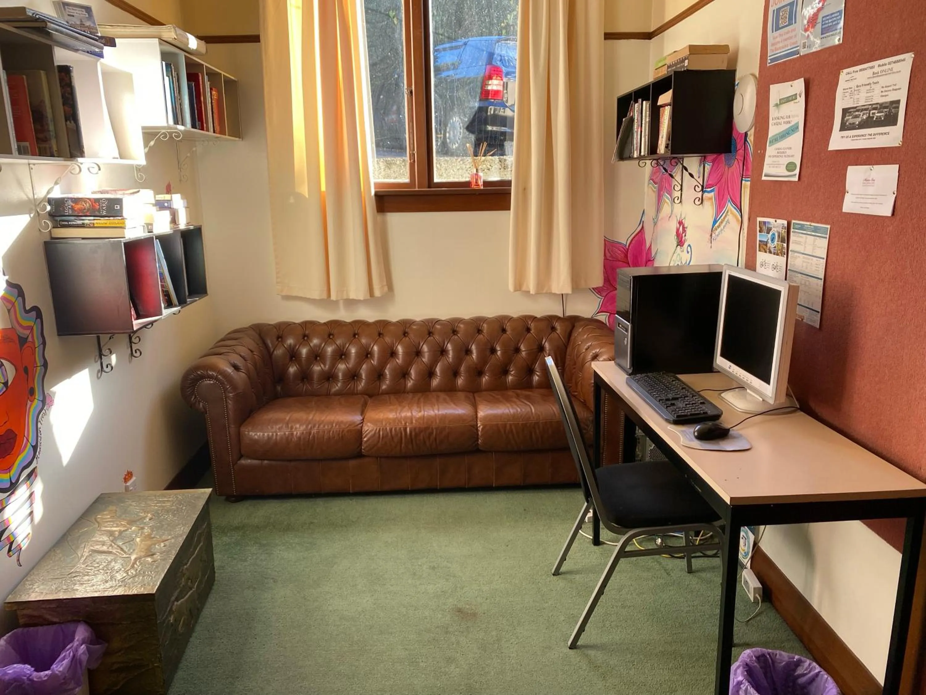 Seating area, TV/Entertainment Center in Manor house backpackers