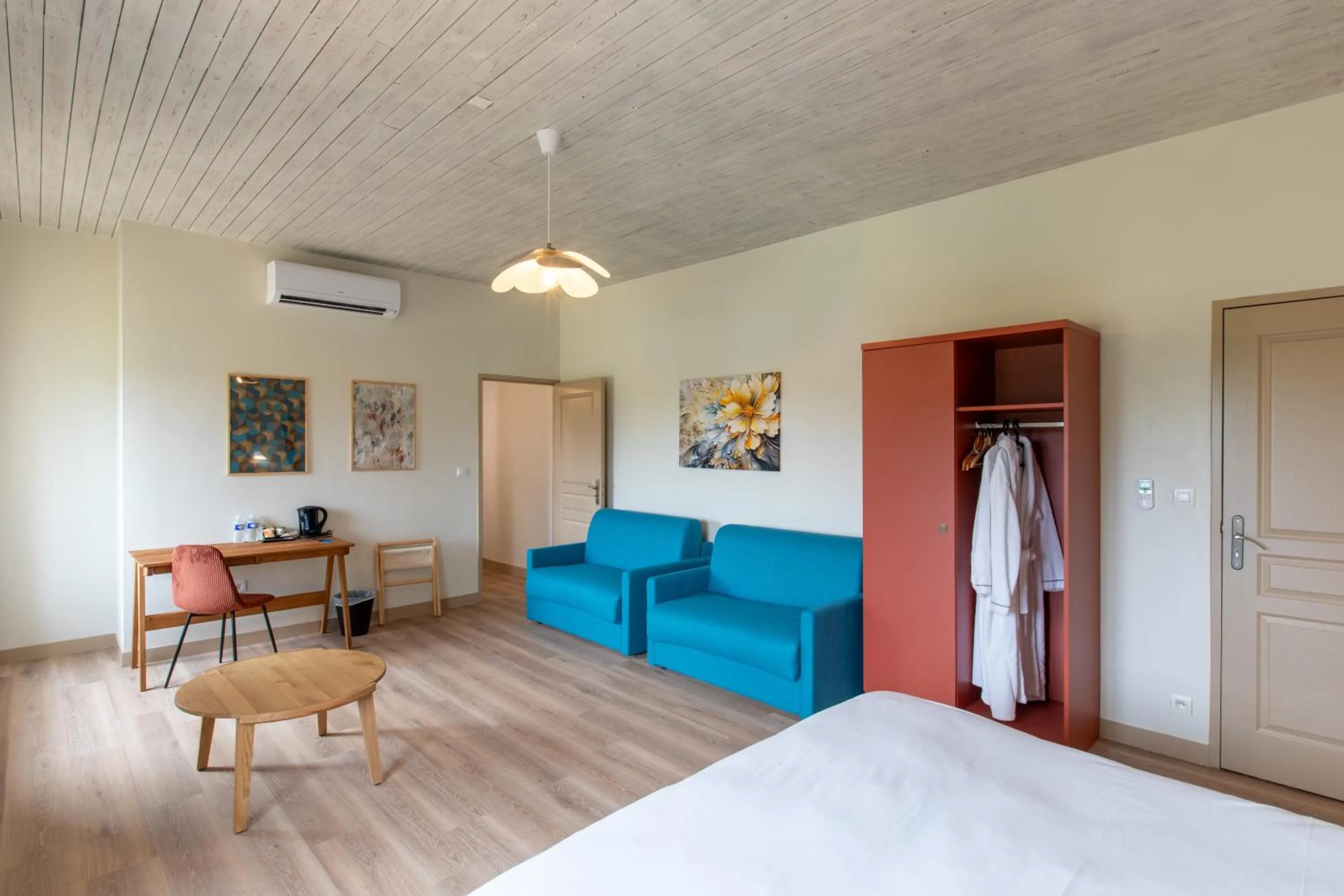 Living room, Bed in Domaine de la Courbe Hôtel & Spa