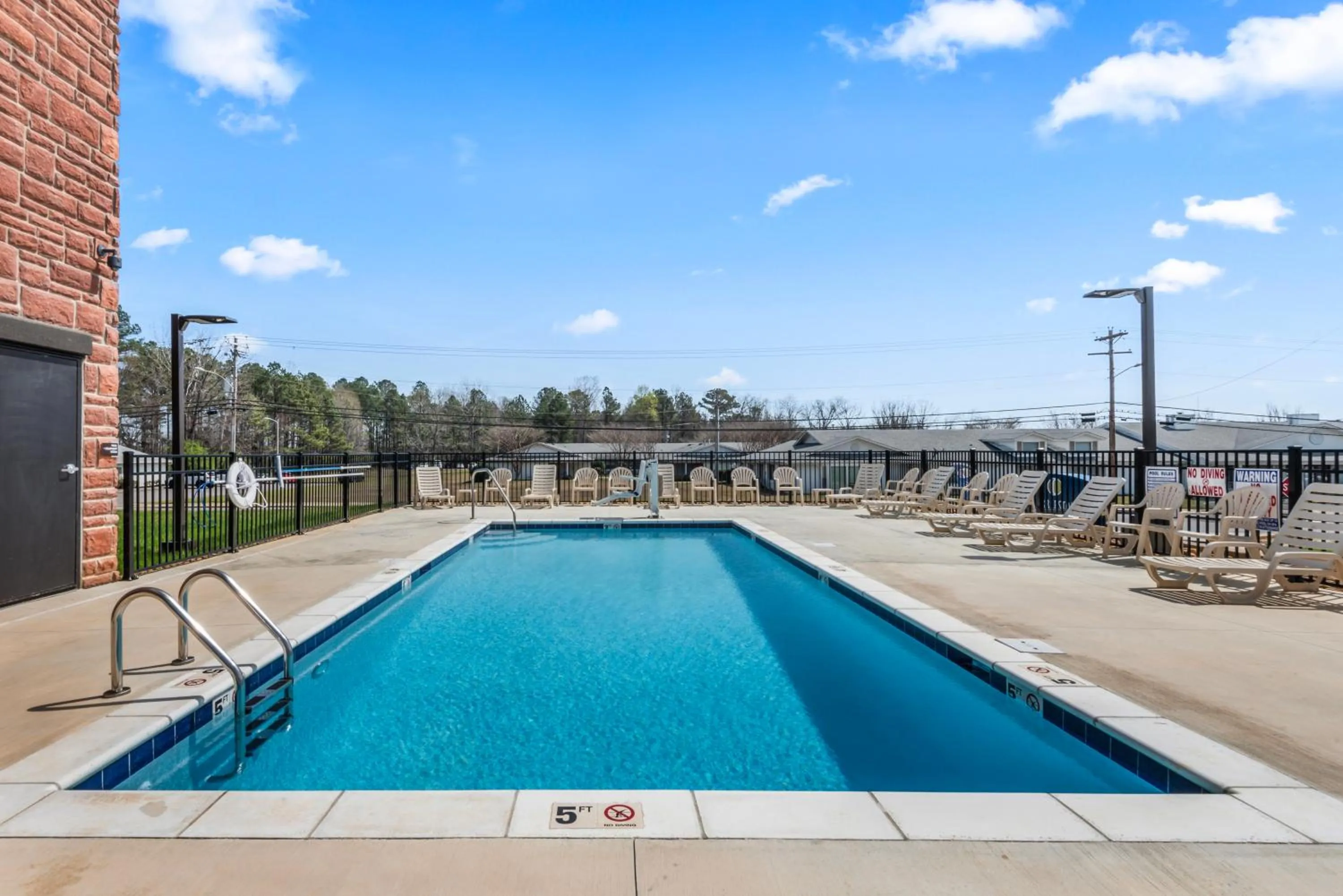Swimming pool in Cobblestone Hotel & Suites - Cullman