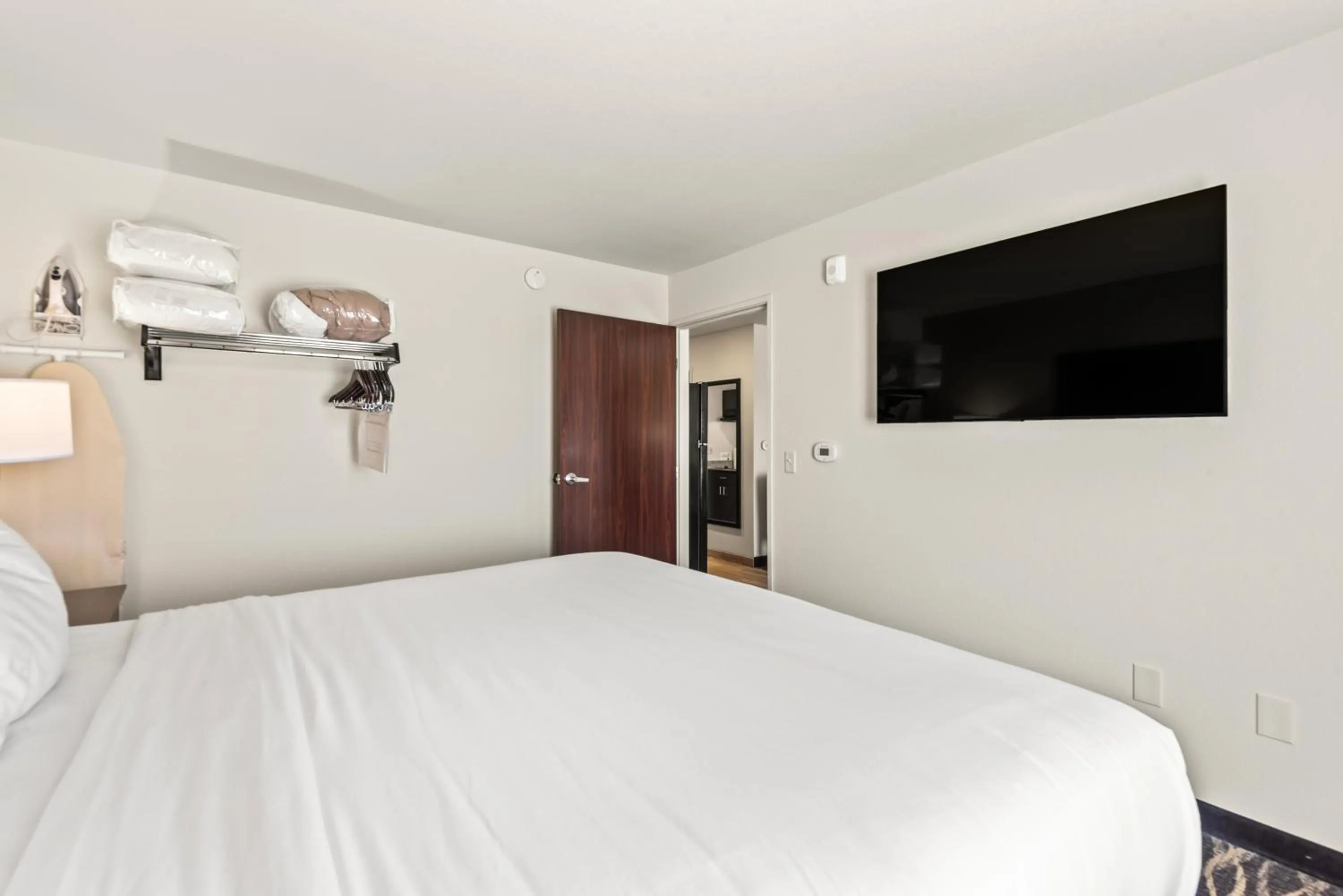 Bedroom, Bed in Cobblestone Hotel & Suites - Cullman