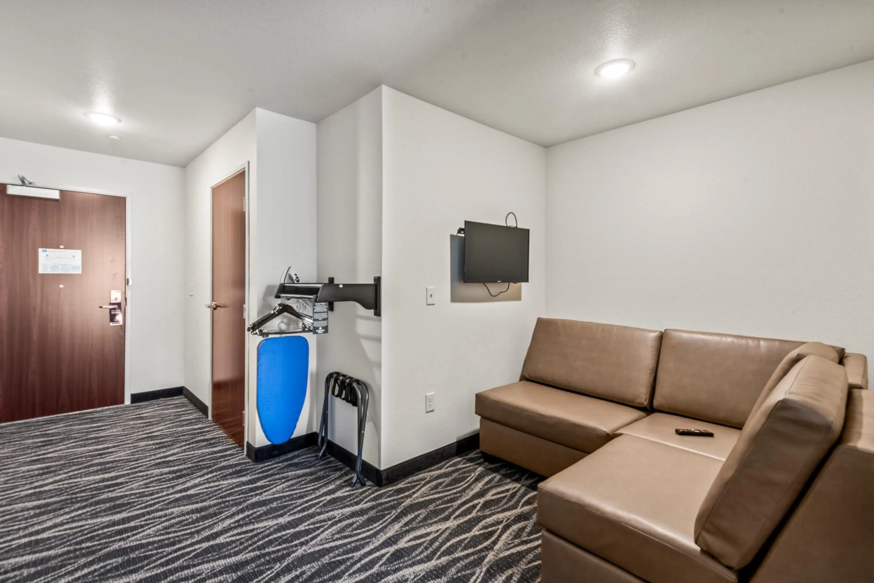 Bedroom in Cobblestone Hotel & Suites - Cullman