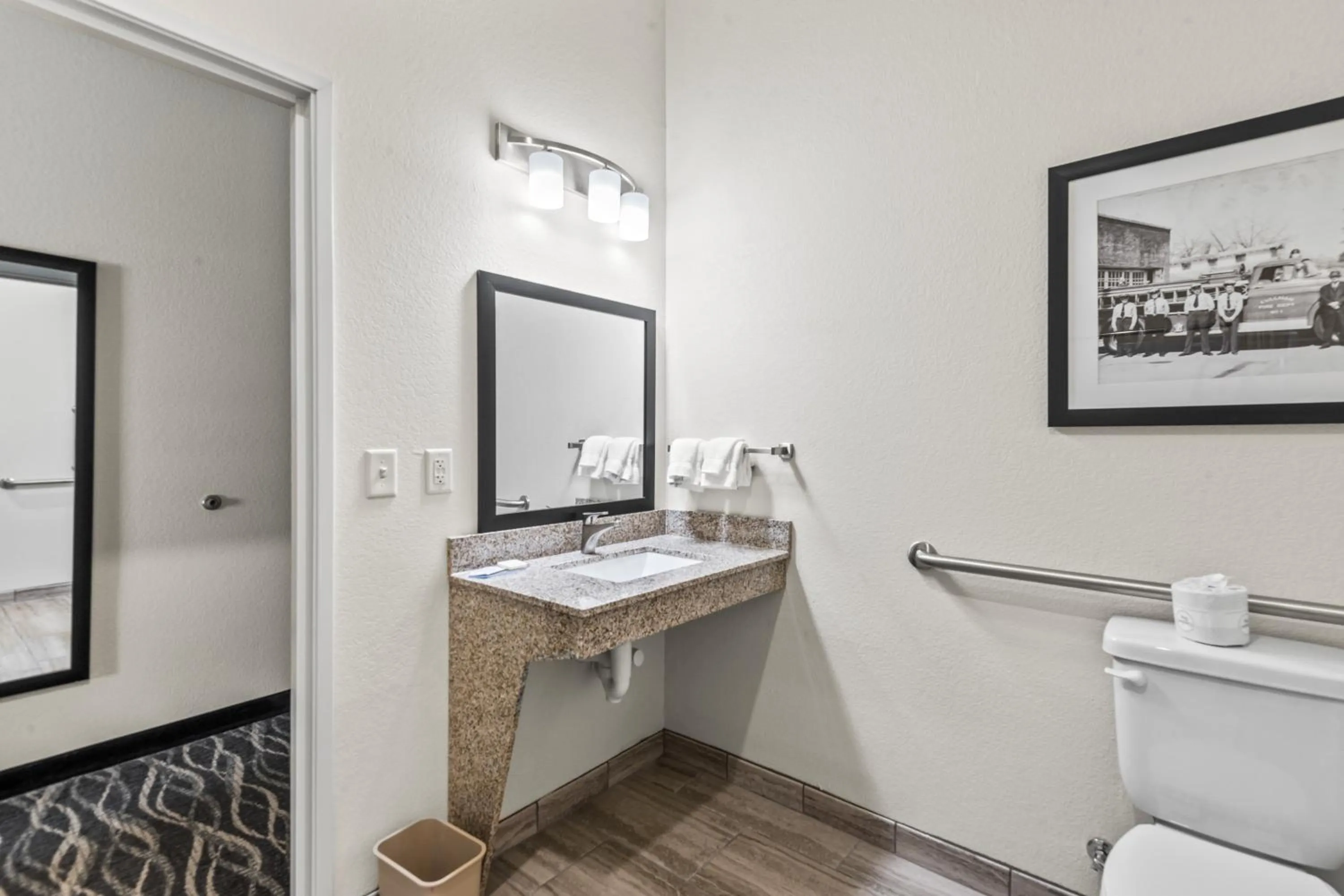 Bathroom in Cobblestone Hotel & Suites - Cullman