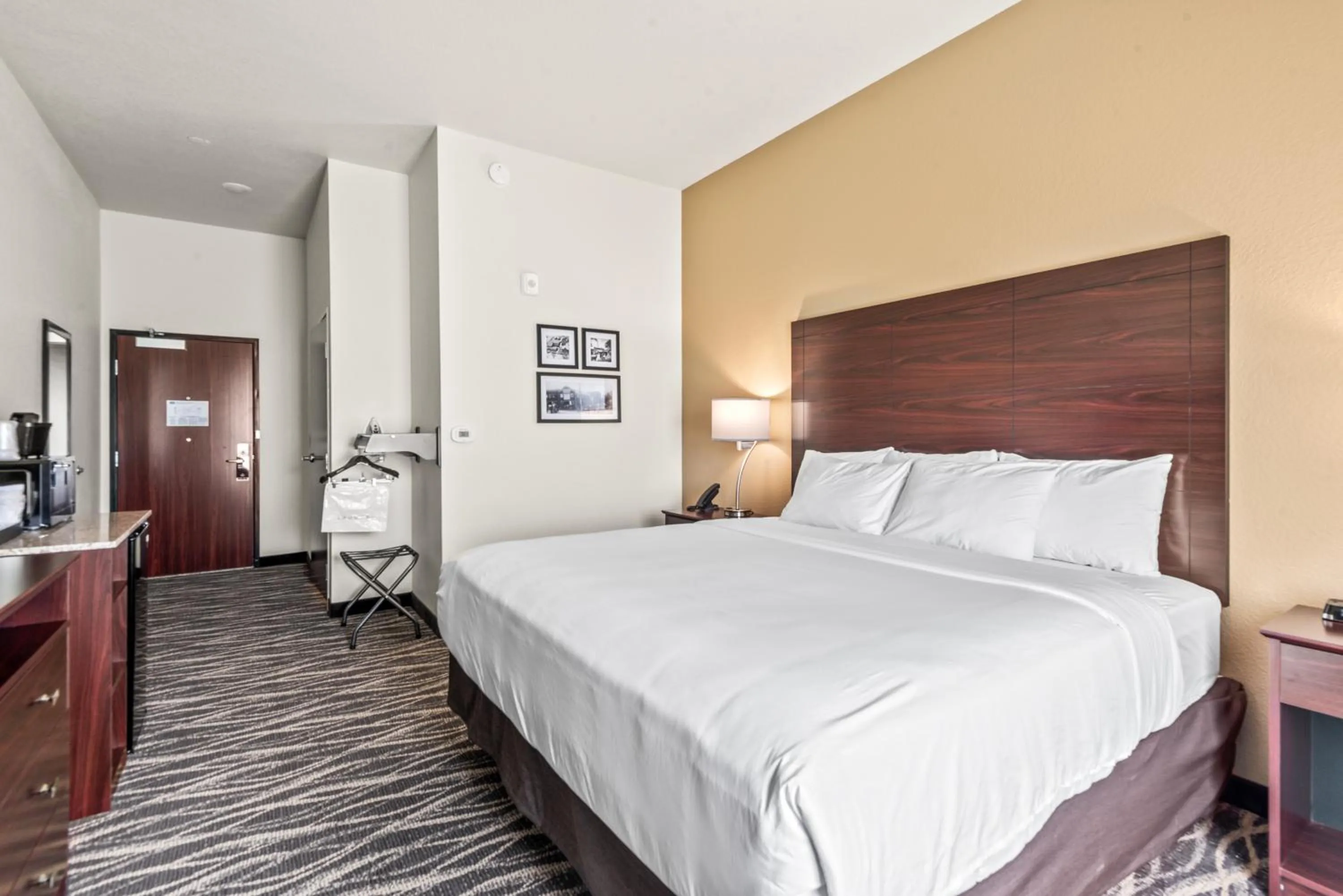 Bedroom, Bed in Cobblestone Hotel & Suites - Cullman