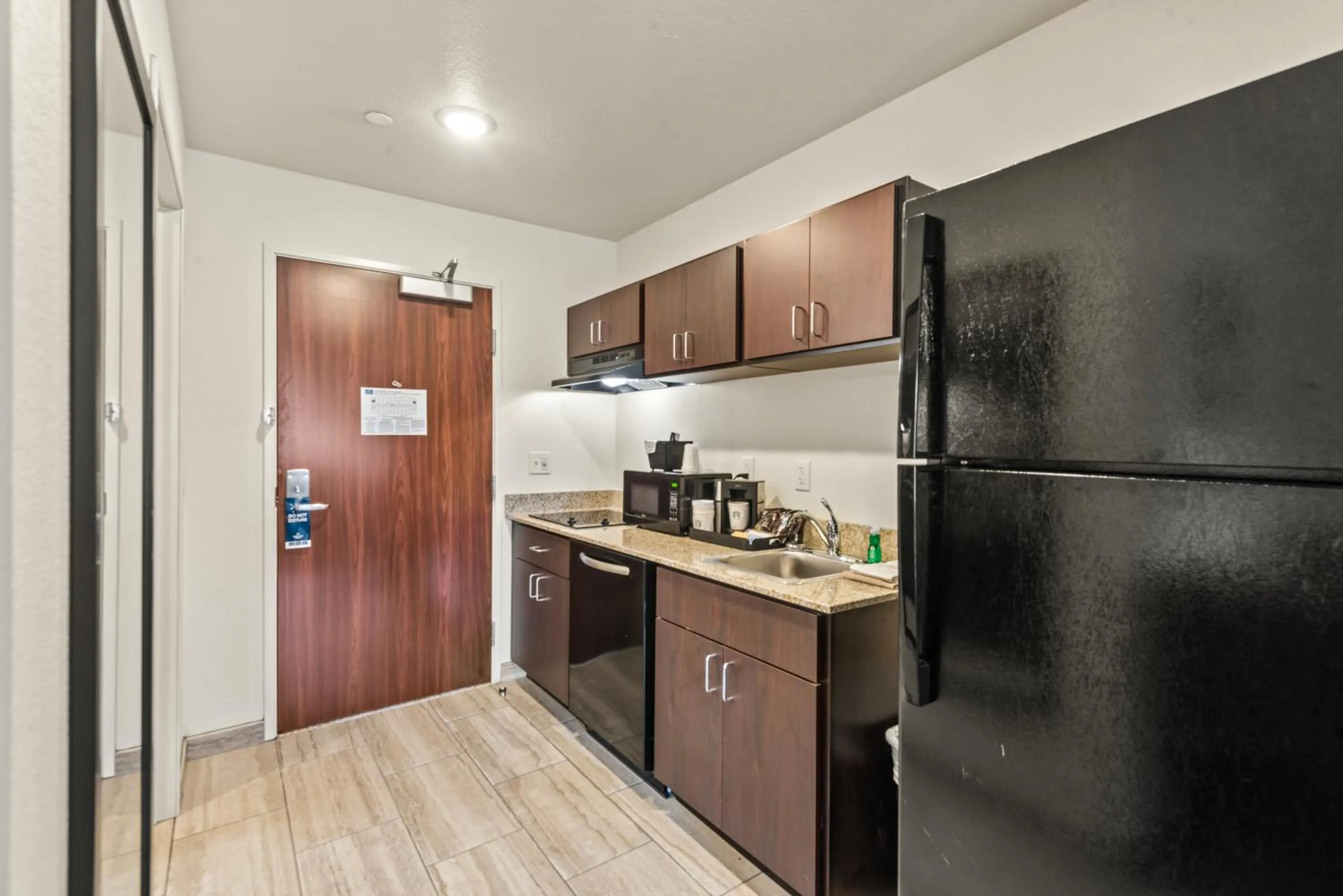 Kitchen or kitchenette in Cobblestone Hotel & Suites - Cullman