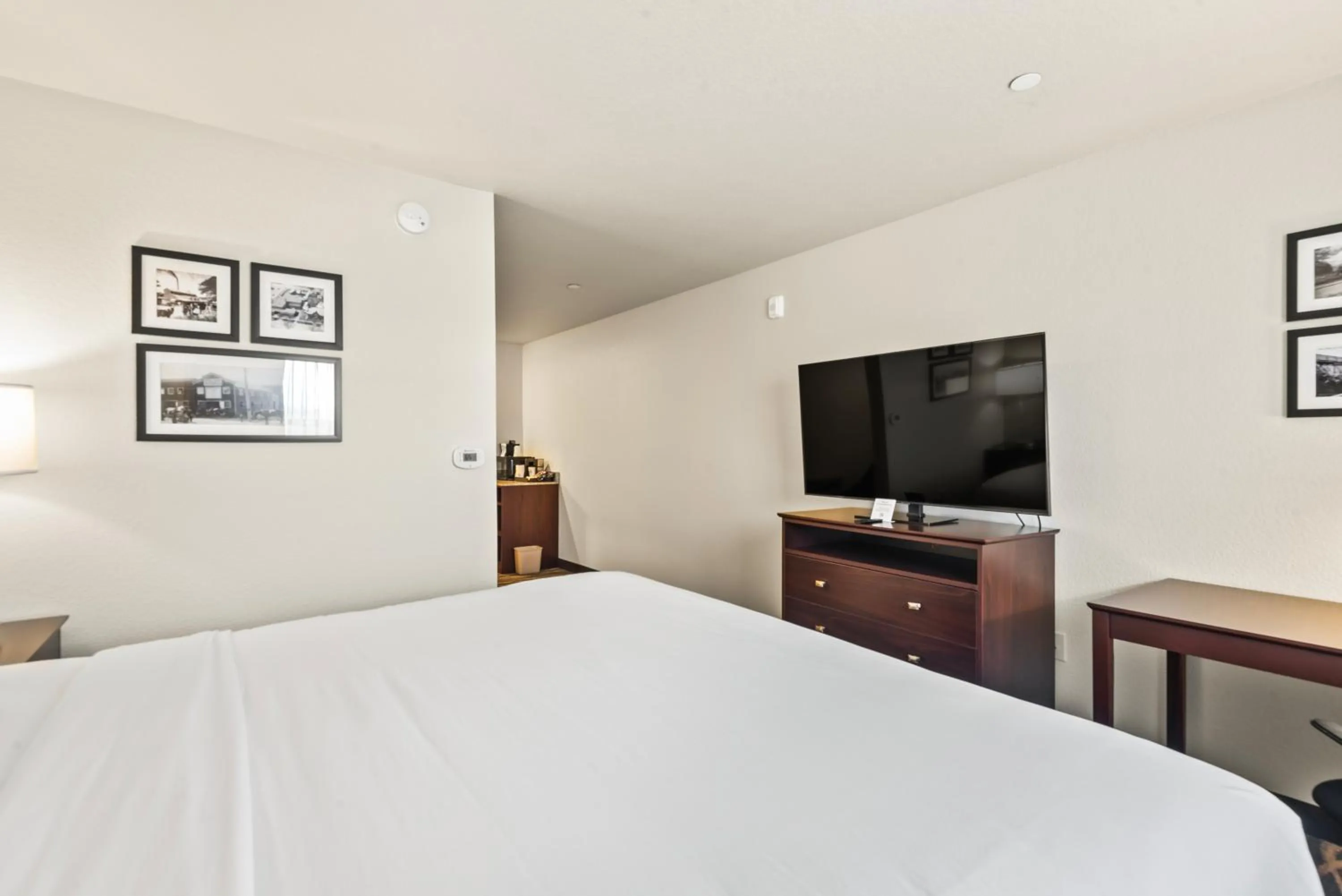 Bedroom, Bed in Cobblestone Hotel & Suites - Cullman