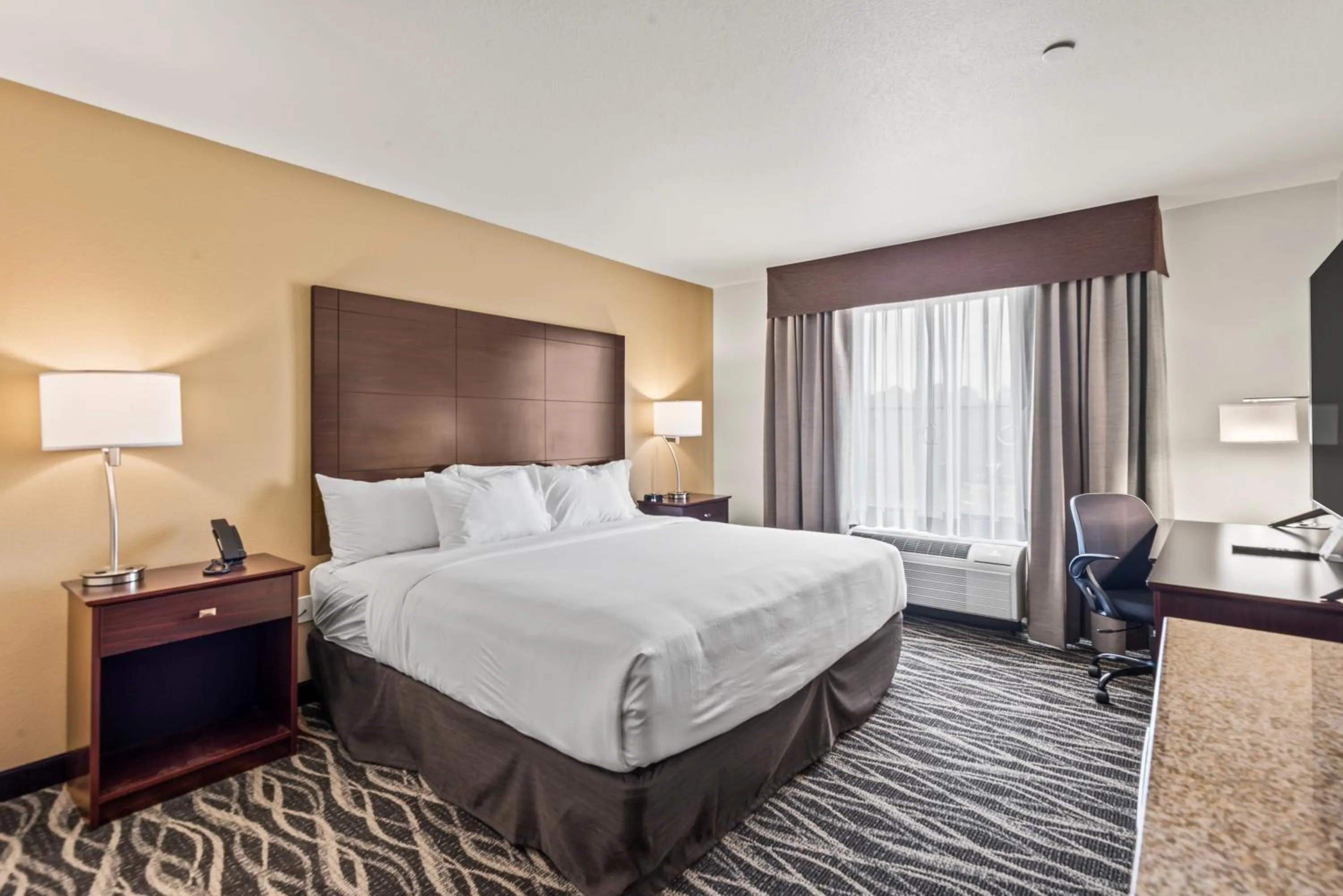 Bedroom, Bed in Cobblestone Hotel & Suites - Cullman