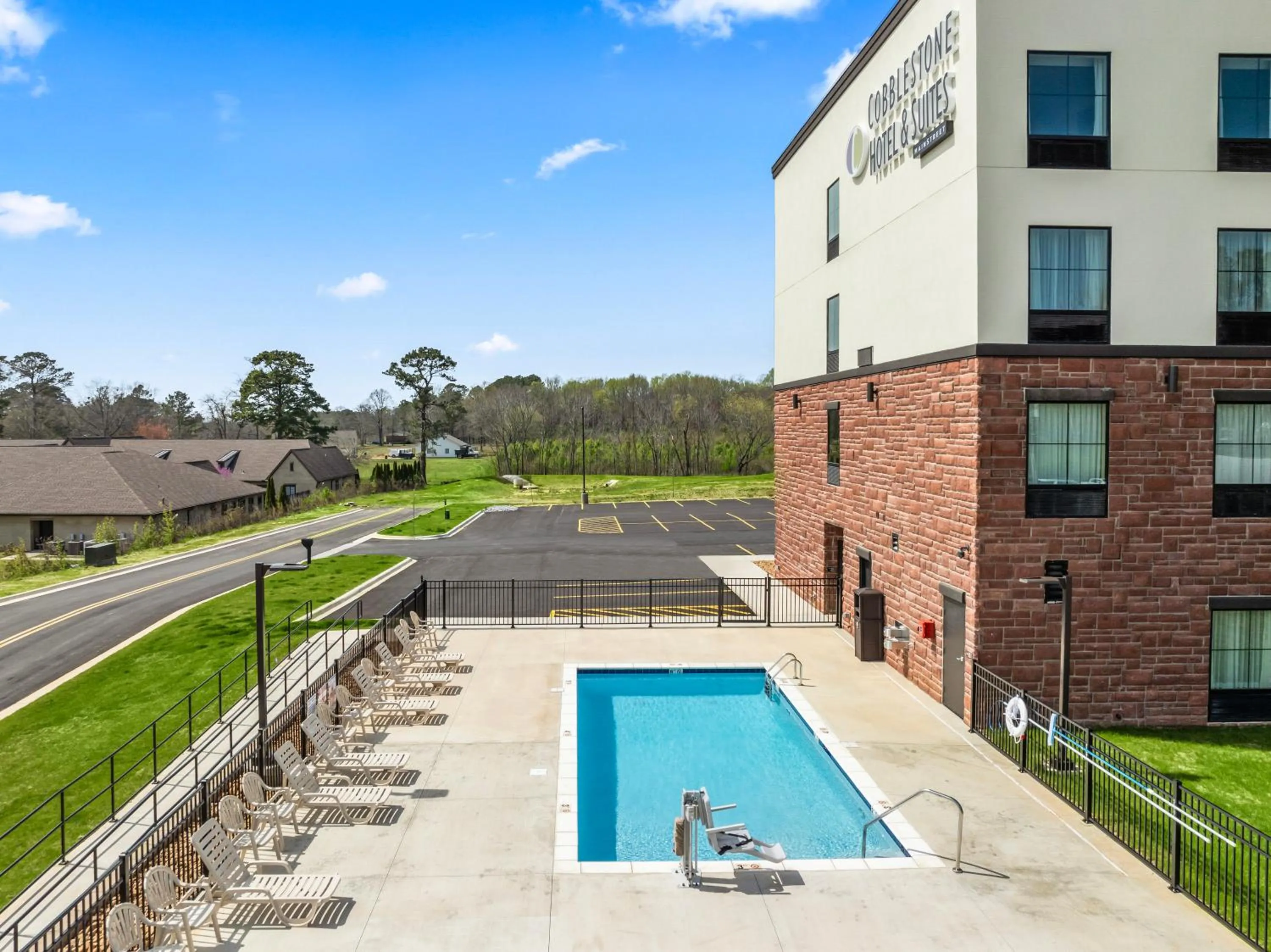 Swimming pool in Cobblestone Hotel & Suites - Cullman