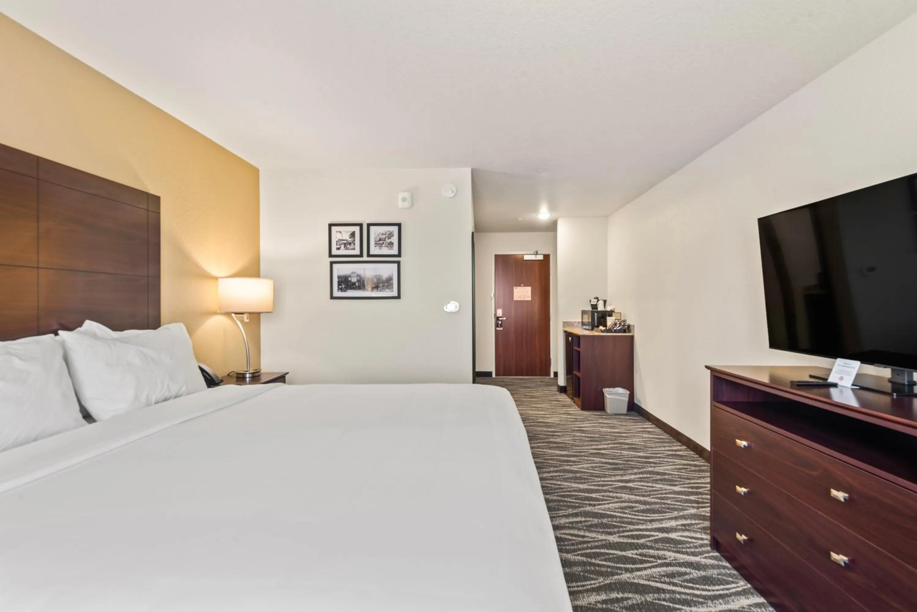 Bedroom, Bed in Cobblestone Hotel & Suites - Cullman