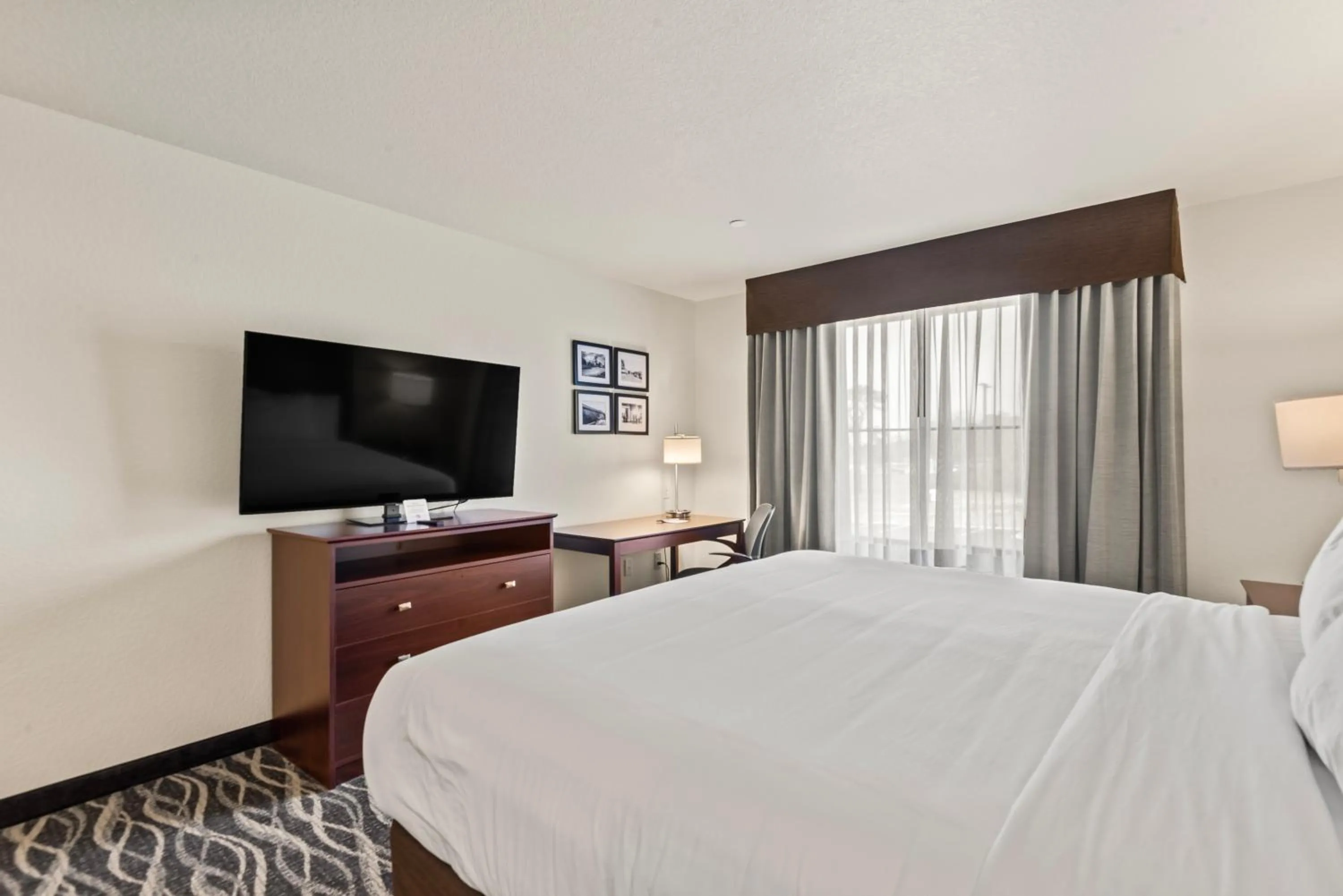 Bedroom, Bed in Cobblestone Hotel & Suites - Cullman