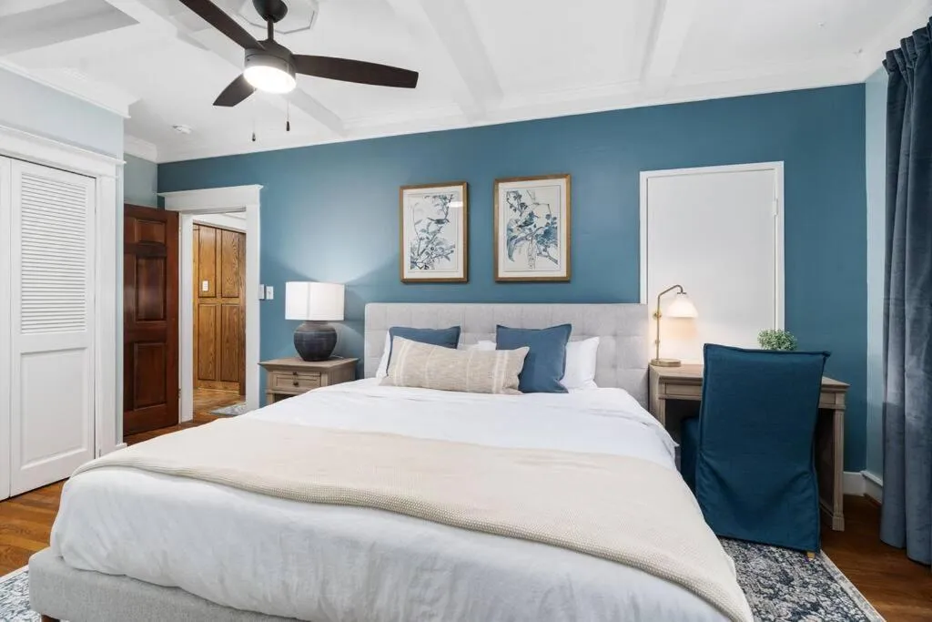 Bed in Grape Escape Inn & Suites