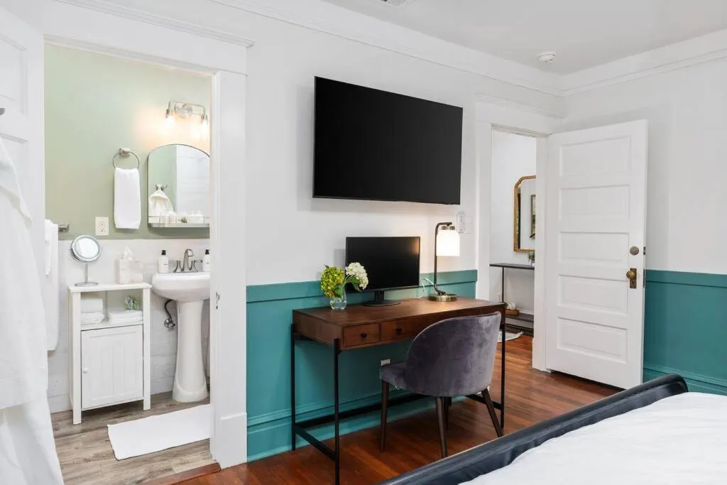 TV and multimedia, Bed in Grape Escape Inn & Suites