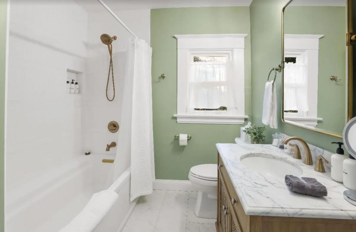 Shower in Grape Escape Inn & Suites